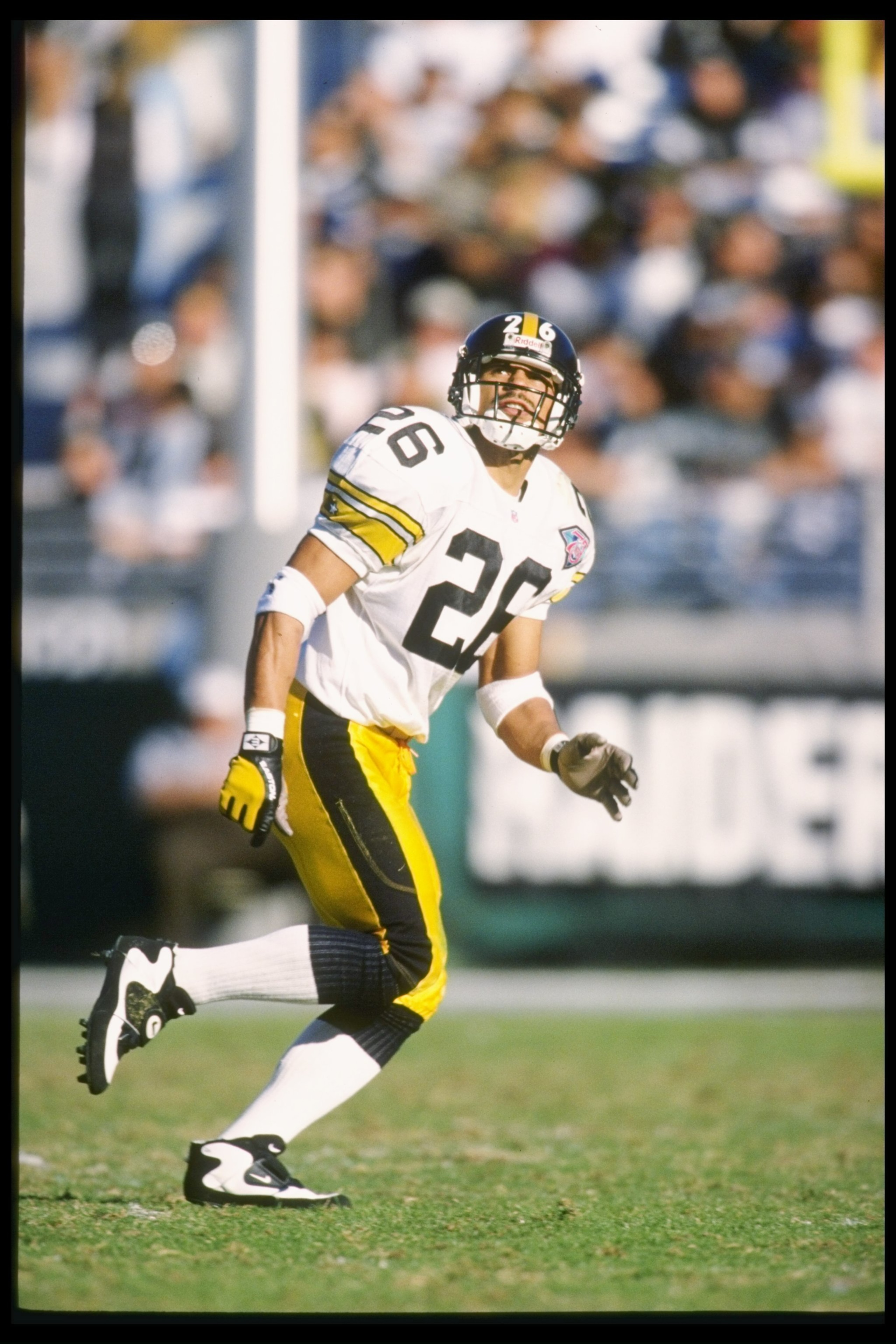 27 Nov 1994: Defensive back Rod Woodson looks up for a pass during the Steelers 21-3 win over the Los Angeles Raiders at the Memorial Coliseum in Los Angeles, California.