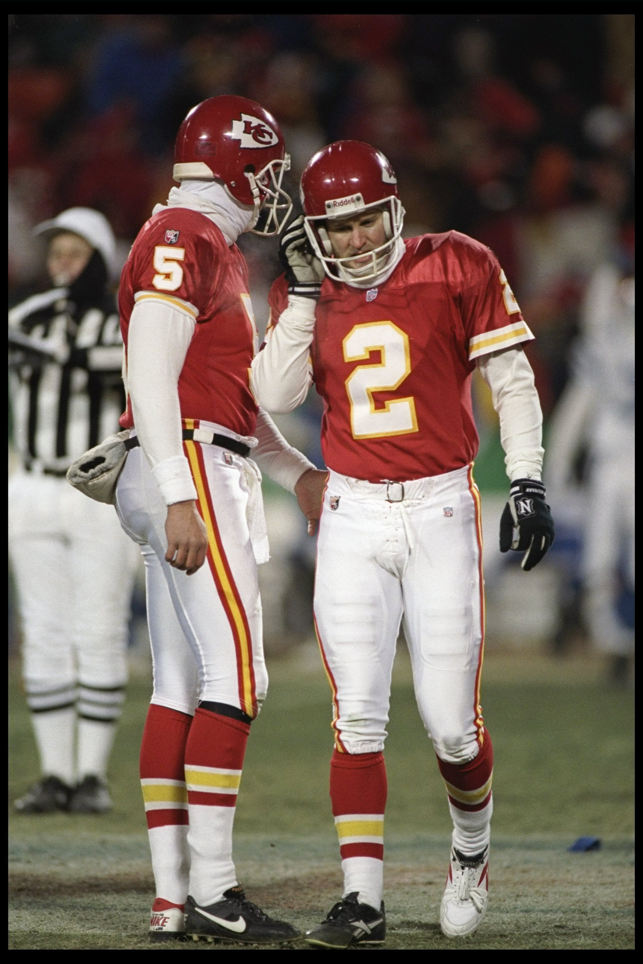 7 Jan 1996: Kansas City Chiefs punter Louis Aguiar consoles teammate kicker Lin Elliott after he missed a field goal during a playoff game against the Indianapolis Colts at Arrowhead Stadium in Kansas City, Missouri. The Colts won the game, 10-7. 7 Jan 1996: Kansas City Chiefs punter Louis Aguiar consoles teammate kicker Lin Elliott after he missed a field goal during a playoff game against the Indianapolis Colts at Arrowhead Stadium in Kansas City, Missouri. The Colts won the game, 10-7.