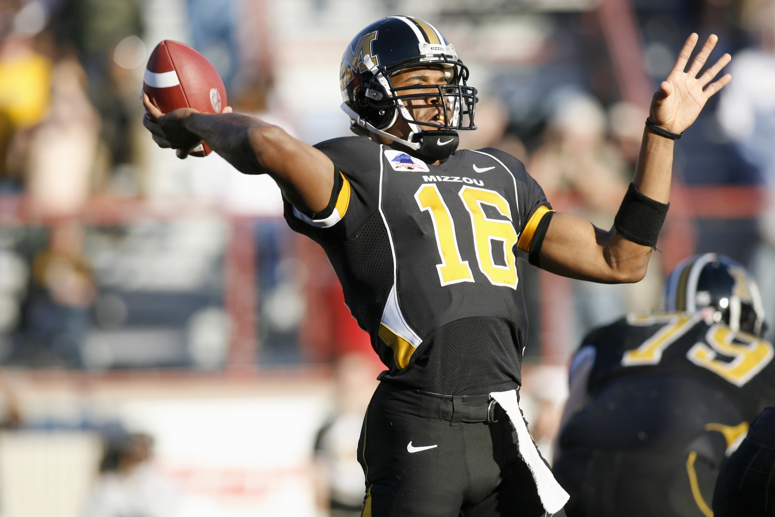 SHREVEPORT, LA - DECEMBER 30:  Quarterback Brad Smith #16 of the Missouri Tigers passes against the South Carolina Gamecocks during the Independence Bowl on December 30, 2005 at Independence Stadium in Shreveport, Louisiana. Missouri defeated South Caroli