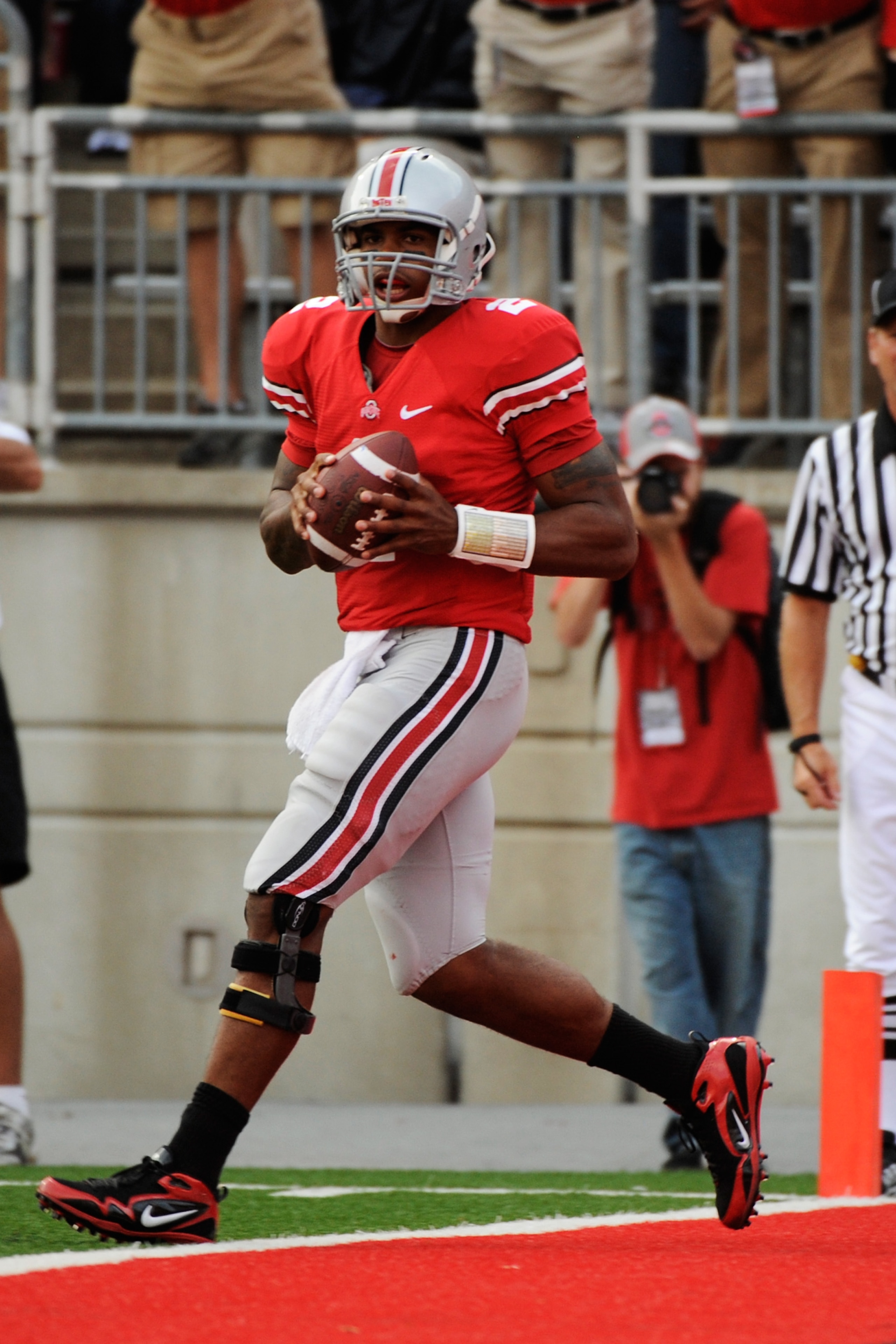 COLUMBUS, OH - SEPTEMBER 25:  Terrelle Pryor #2 of the Ohio State Buckeyes backs into the endzone for a touchdown after catching a pass against the Eastern Michigan Eagles at Ohio Stadium on September 25, 2010 in Columbus, Ohio. Pryor threw four touchdown