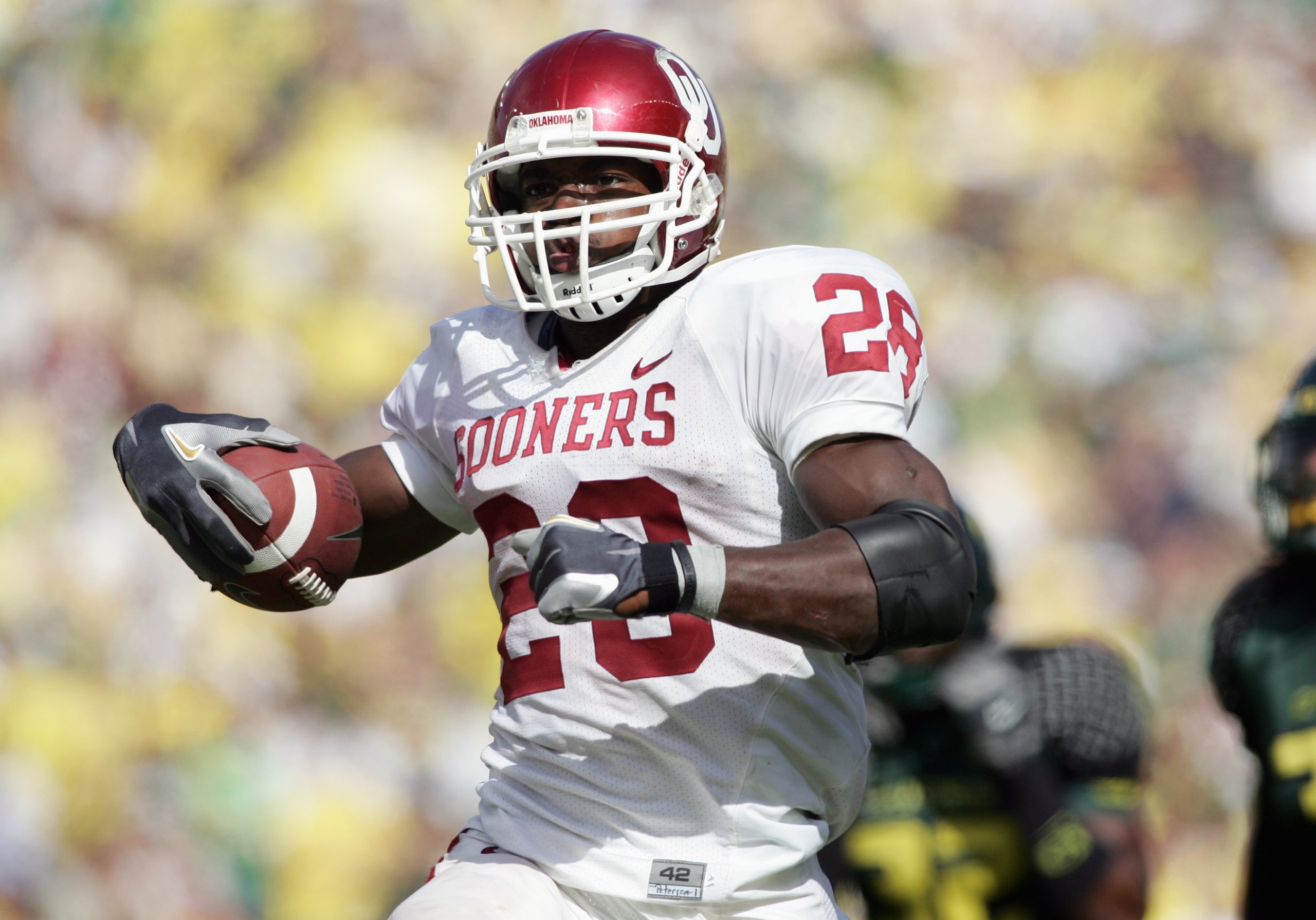 EUGENE, OR - SEPTEMBER 16: Adrian Peterson #28 of the Oklahoma Sooners runs against the Oregon Ducks on September 16, 2006 at Autzen Stadium in Eugene, Oregon. (Photo by Jonathan Ferrey/Getty Images)