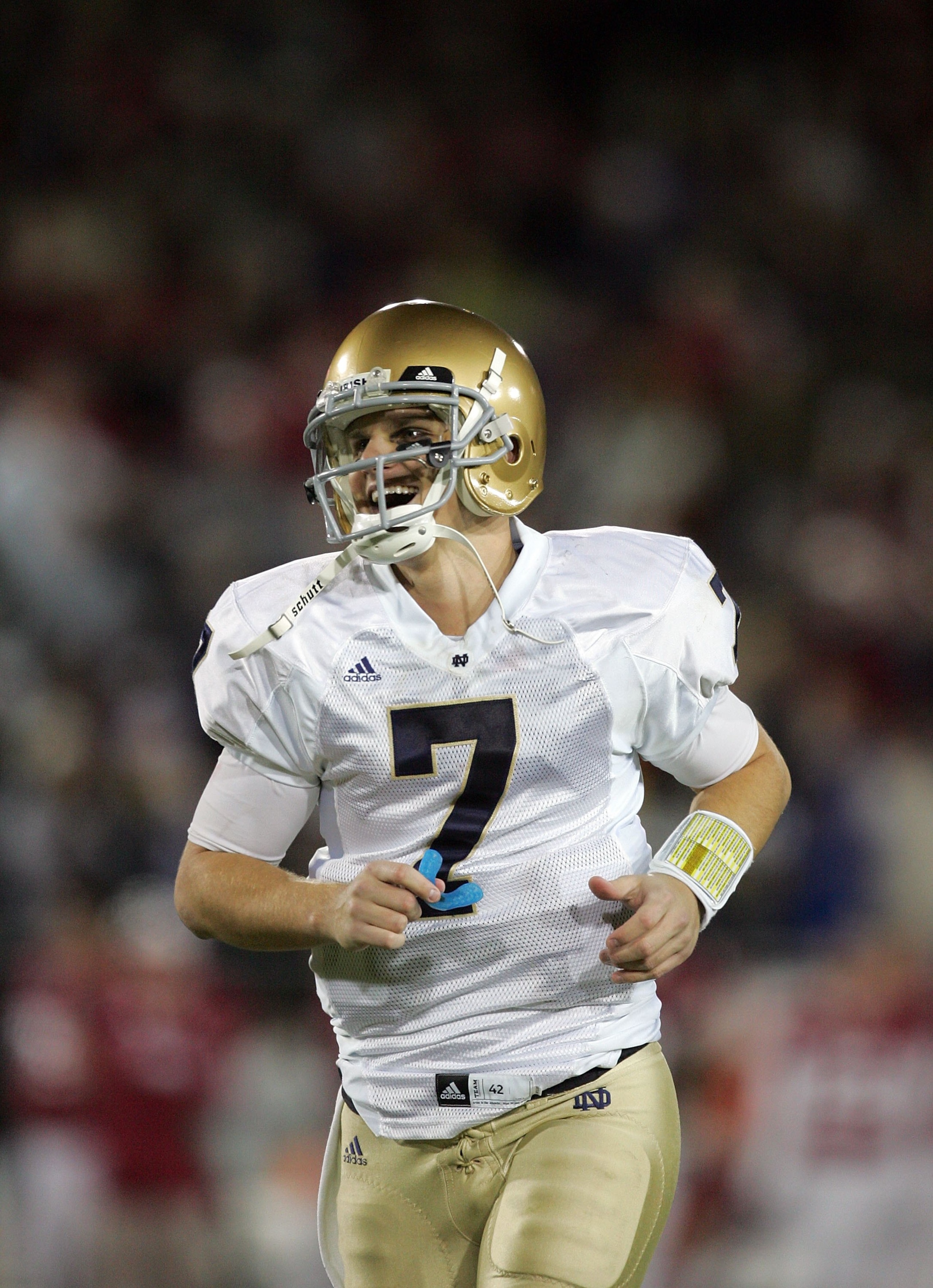 PALO ALTO, CA - NOVEMBER 28:  Jimmy Clausen #7 of the Notre Dame Fighting Irish in action during their game against the Stanford Cardinal at Stanford Stadium on November 28, 2009 in Palo Alto, California.  (Photo by Ezra Shaw/Getty Images)