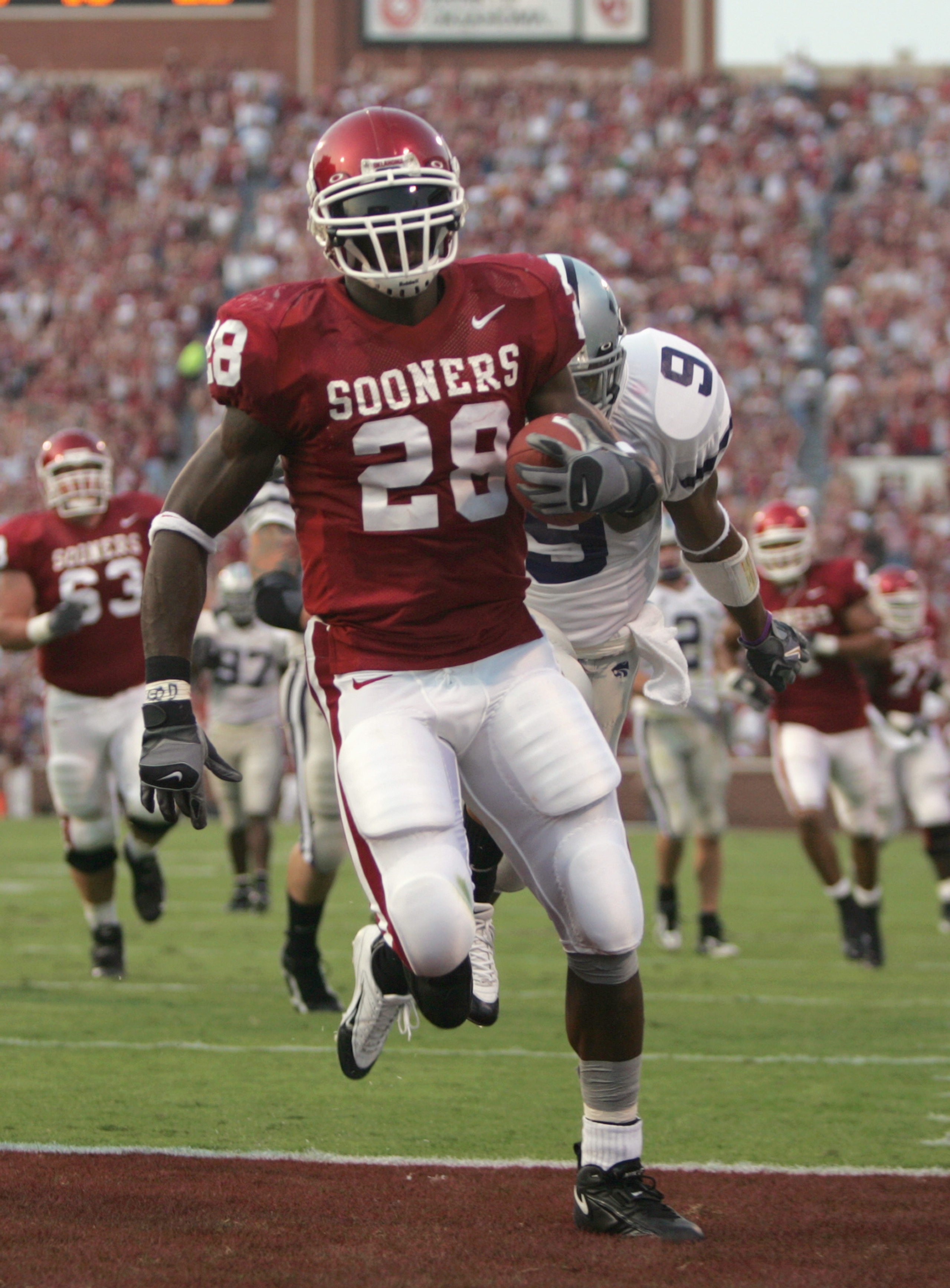 NORMAN, OK - OCTOBER 1: Adrian Peterson #28 the Oklahoma Sooners makes a touchdown during the game against the Kansas State Wildcats on October 1, 2005 at Memorial Stadium in Norman, Oklahoma. The Sooners won 43-21. (Photo by Ronald Martinez/Getty Images)