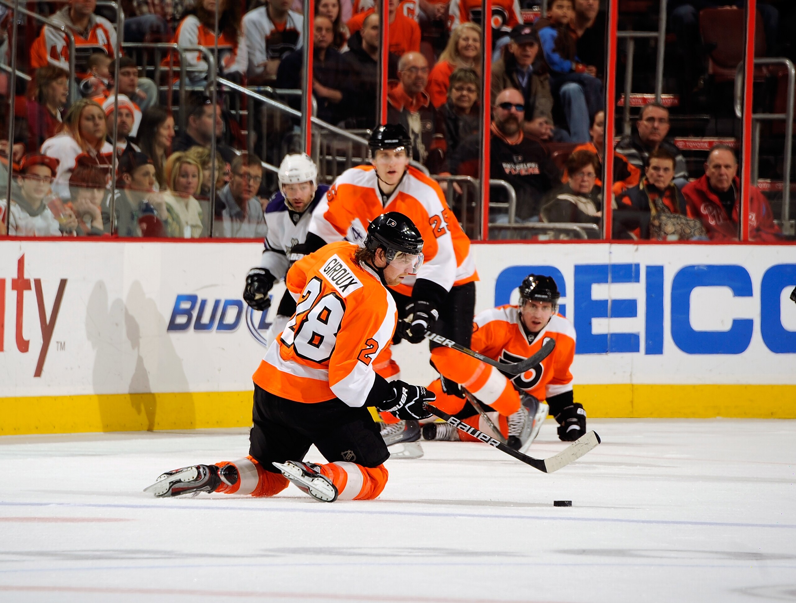 PHILADELPHIA - FEBRUARY 13: Claude Giroux #28 of the Philadelphia Flyers in action during a game against the Los Angeles Kings on February 13, 2011 at the Wells Fargo Center in Philadelphia, Pennsylvania.  (Photo by Lou Capozzola/Getty Images)