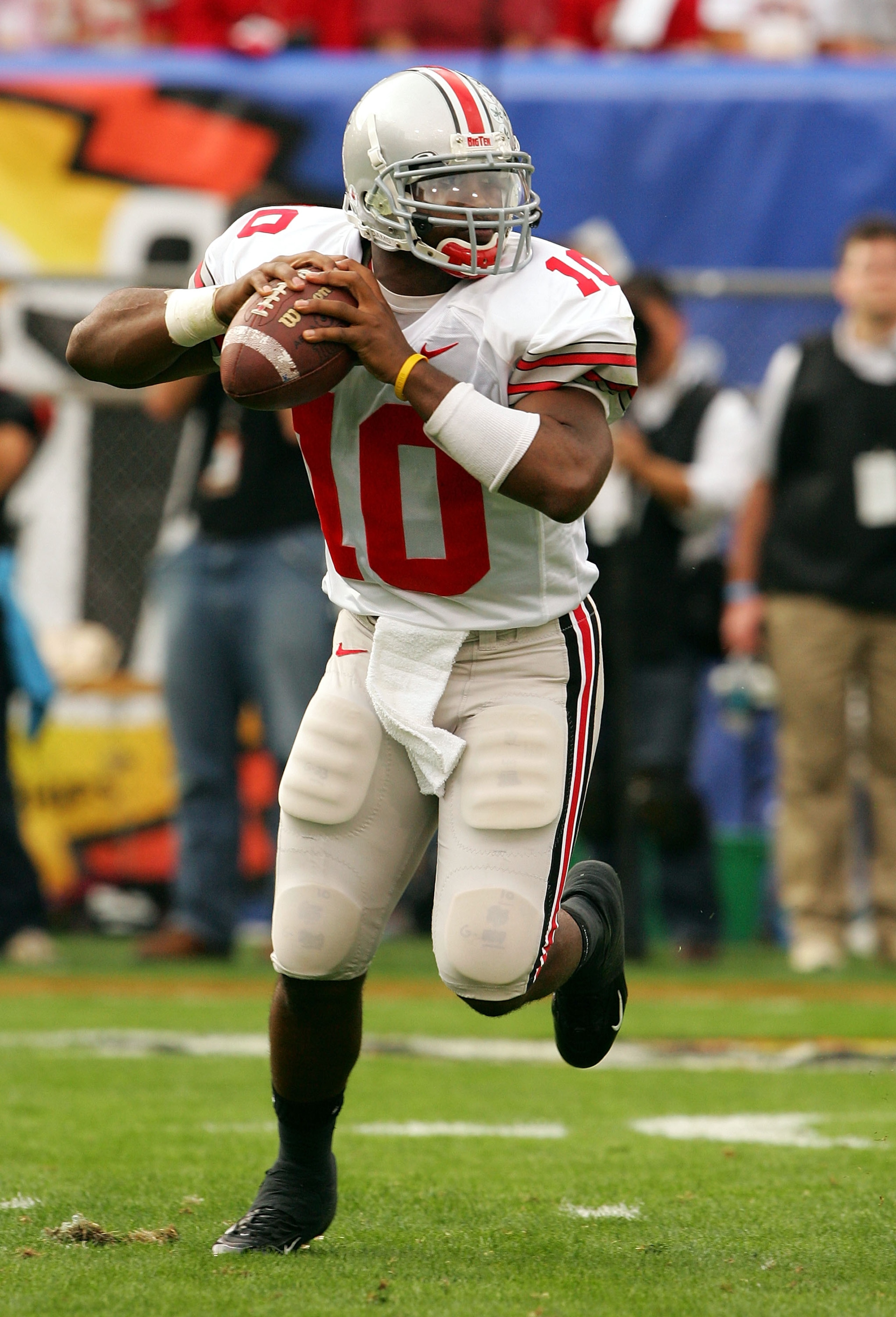 TEMPE, AZ - JANUARY 02:  Quarterback Troy Smith #10 of the Ohio State Buckeyes looks to pass against the Notre Dame Fighting Irish in the Tostito's Fiesta Bowl at Sun Devil Stadium on January 2, 2006 in Tempe, Arizona. The Buckeyes defeated the Fighting I