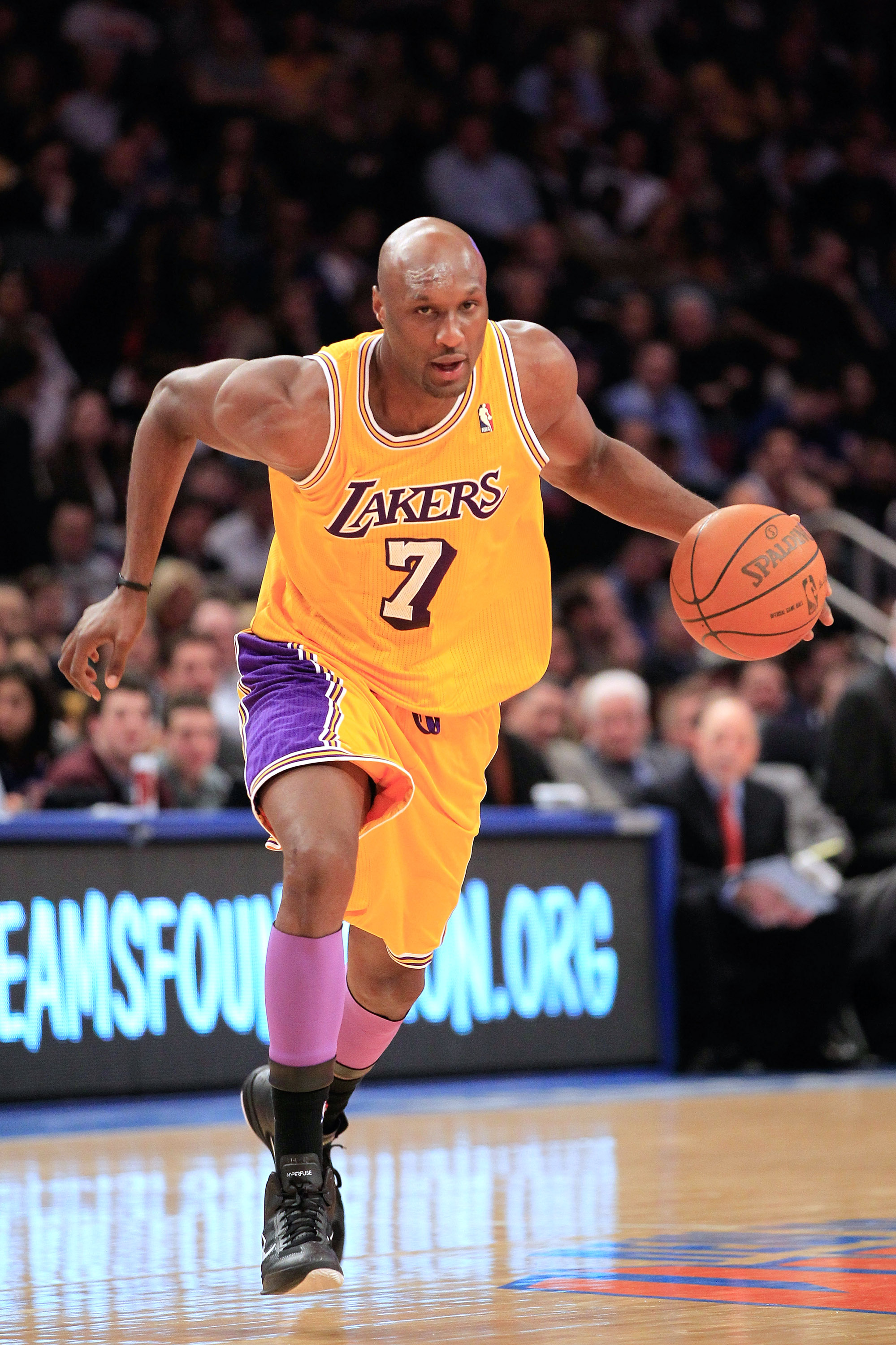 NEW YORK, NY - FEBRUARY 11: Lamar Odum #7 of the Los Angeles Lakers dribbles against the New York Knicks at Madison Square Garden on February 11, 2011 in New York City. NOTE TO USER: User expressly acknowledges and agrees that, by downloading and/or using