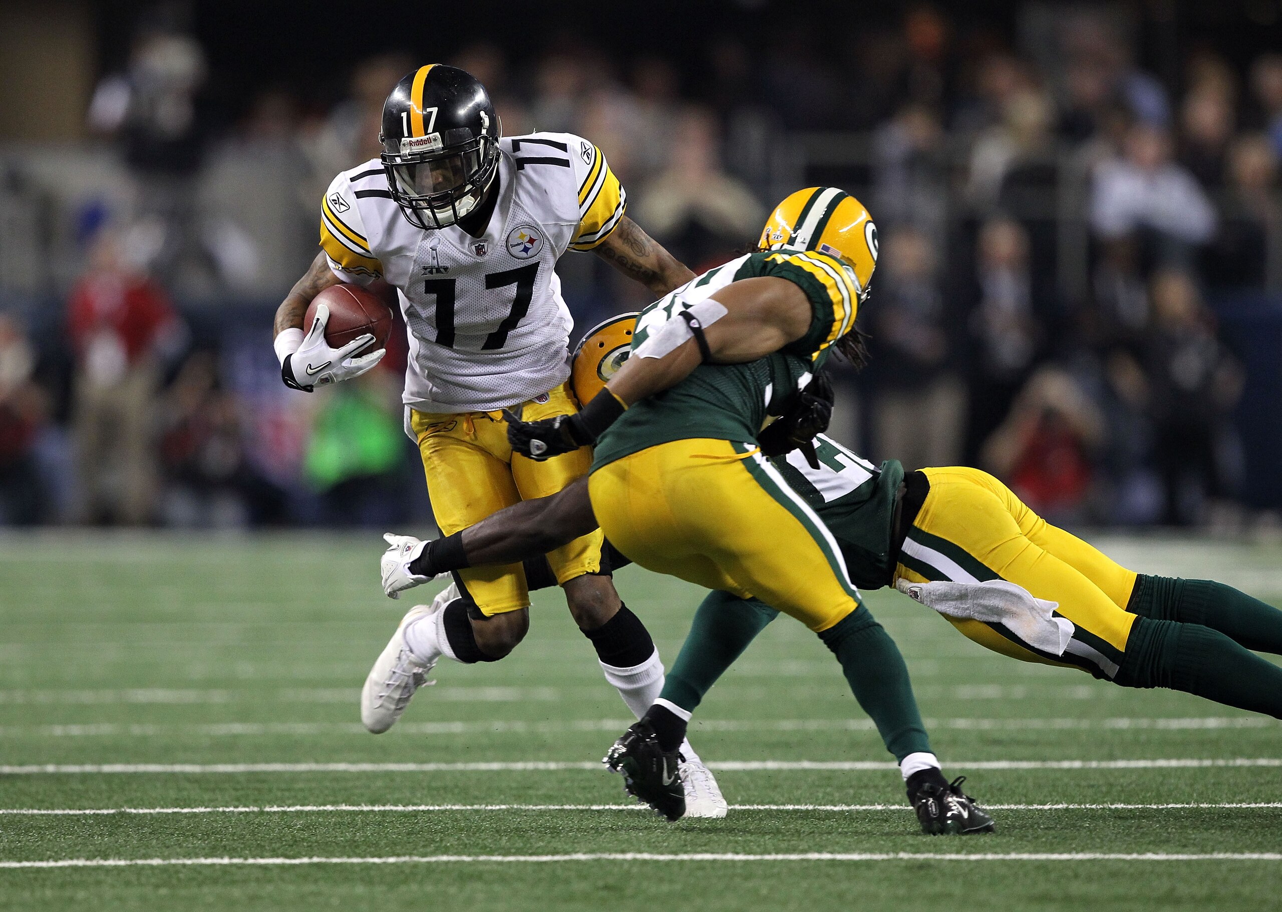 ARLINGTON, TX - FEBRUARY 06:  Mike Wallace #17 of the Pittsburgh Steelers runs with the ball against the Green Bay Packers during Super Bowl XLV at Cowboys Stadium on February 6, 2011 in Arlington, Texas. Packers won 31-25.  (Photo by Al Bello/Getty Image