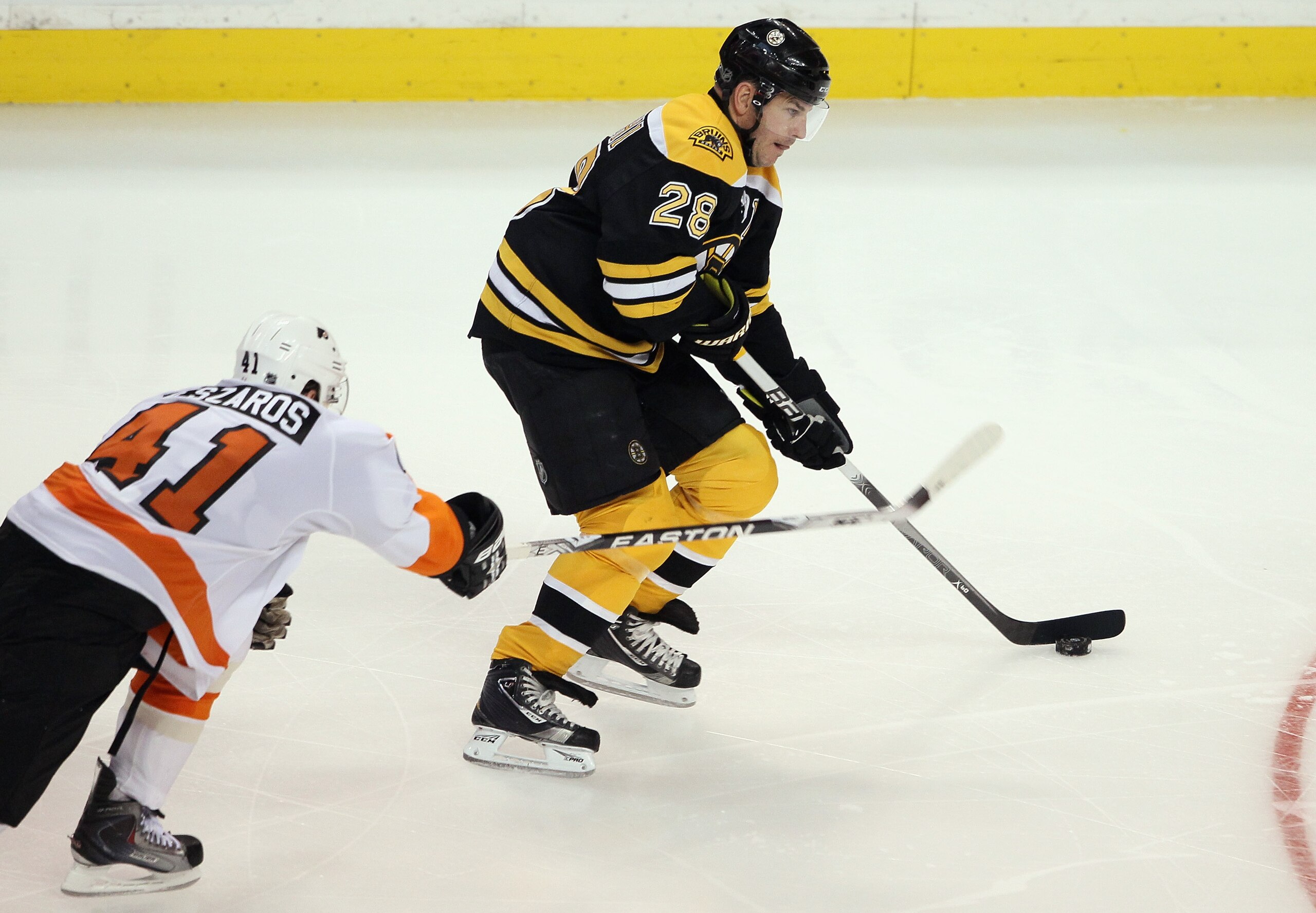 BOSTON, MA - JANUARY 13:  Mark Recchi #28 of the Boston Bruins heads for the net Andrej Meszaros #41 of the Philadelphia Flyers defends on January 13, 2011 at the TD Garden in Boston, Massachusetts.  (Photo by Elsa/Getty Images)