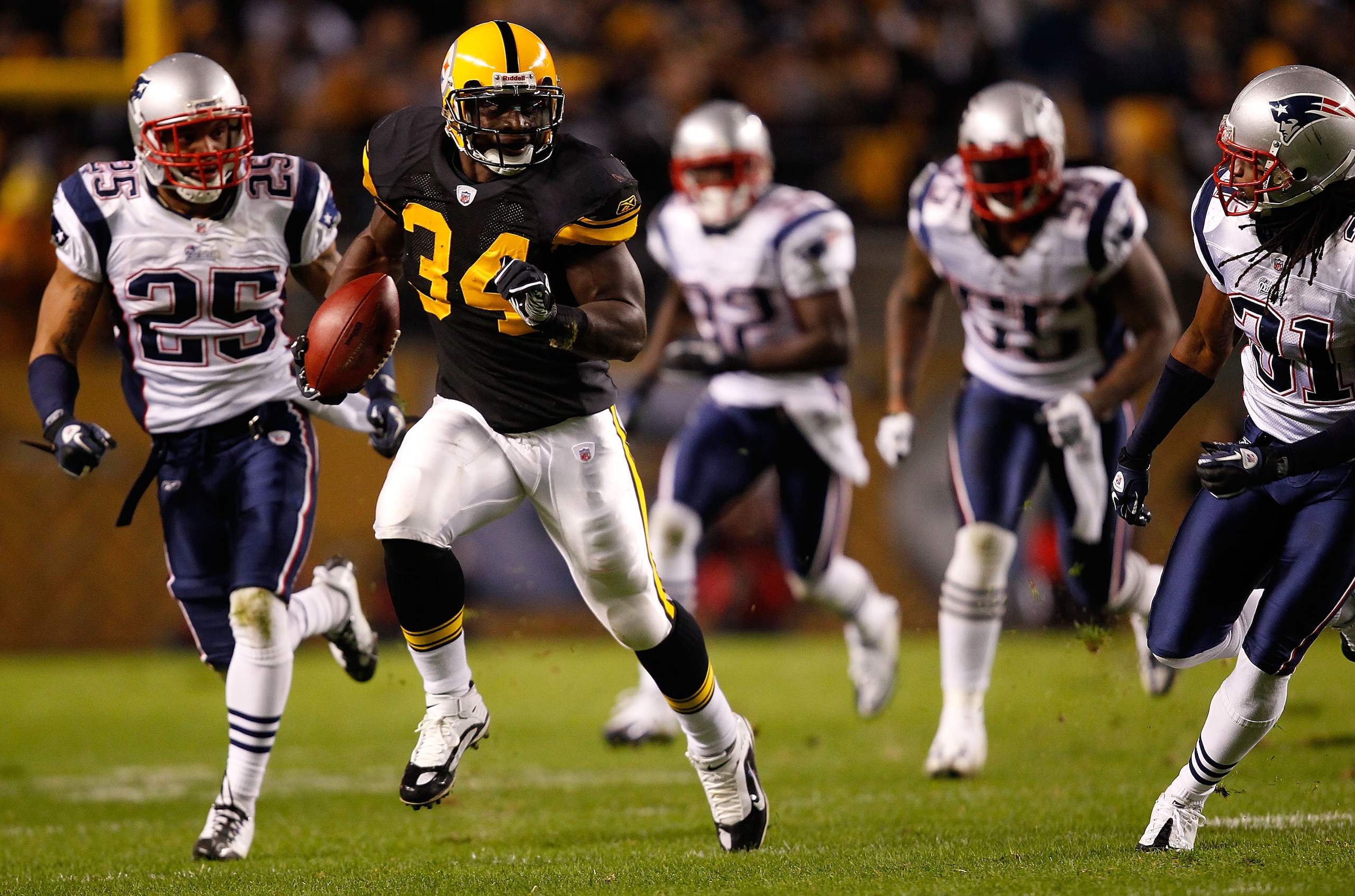 PITTSBURGH - NOVEMBER 14:  Rashard Mendenhall #34 of the Pittsburgh Steelers runs by the New England Patriots defense during the game on November 14, 2010 at Heinz Field in Pittsburgh, Pennsylvania.  (Photo by Jared Wickerham/Getty Images)