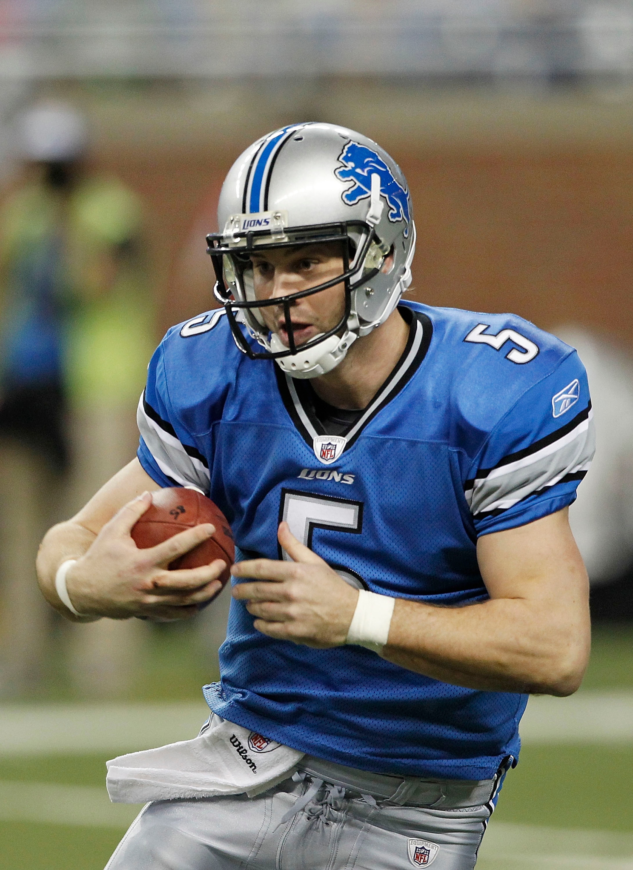 DETROIT - DECEMBER 12: Drew Stanton #5 of the Detroit Lions runs for a first down during the the game against the Green Bay Packers at Ford Field on December 12, 2010 in Detroit, Michigan. The Lions deeated the Packers 7-3. (Photo by Leon Halip/Getty Ima DETROIT - DECEMBER 12: Drew Stanton #5 of the Detroit Lions runs for a first down during the the game against the Green Bay Packers at Ford Field on December 12, 2010 in Detroit, Michigan. The Lions deeated the Packers 7-3. (Photo by Leon Halip/Getty Ima