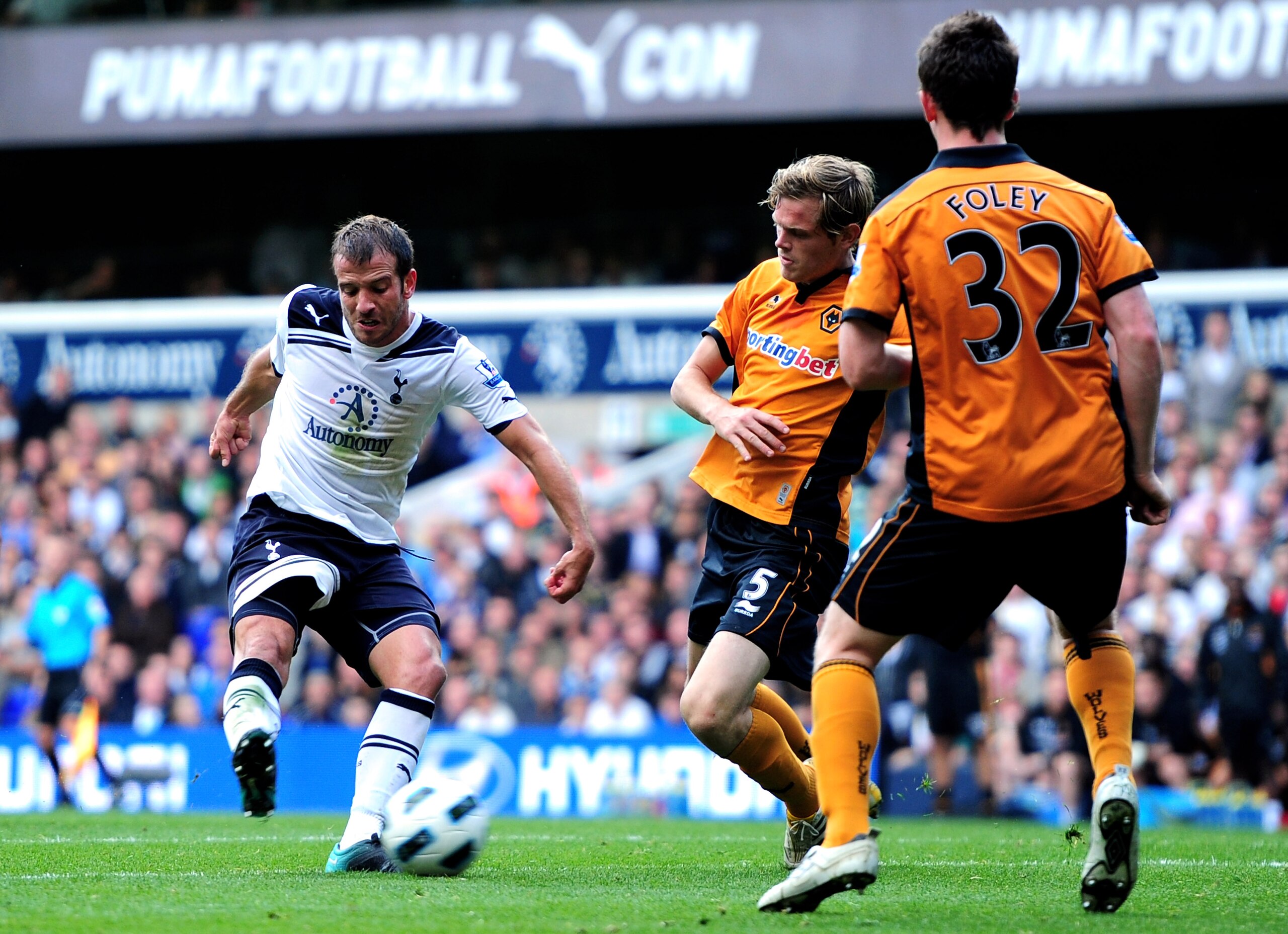 LONDON, ENGLAND - SEPTEMBER 18:  Rafael van der Vaart of Spurs takes a shot on goal during the Barclays Premier League match between Tottenham Hotspur and Wolverhampton Wanderers at White Hart Lane on September 18, 2010 in London, England.  (Photo by Mike
