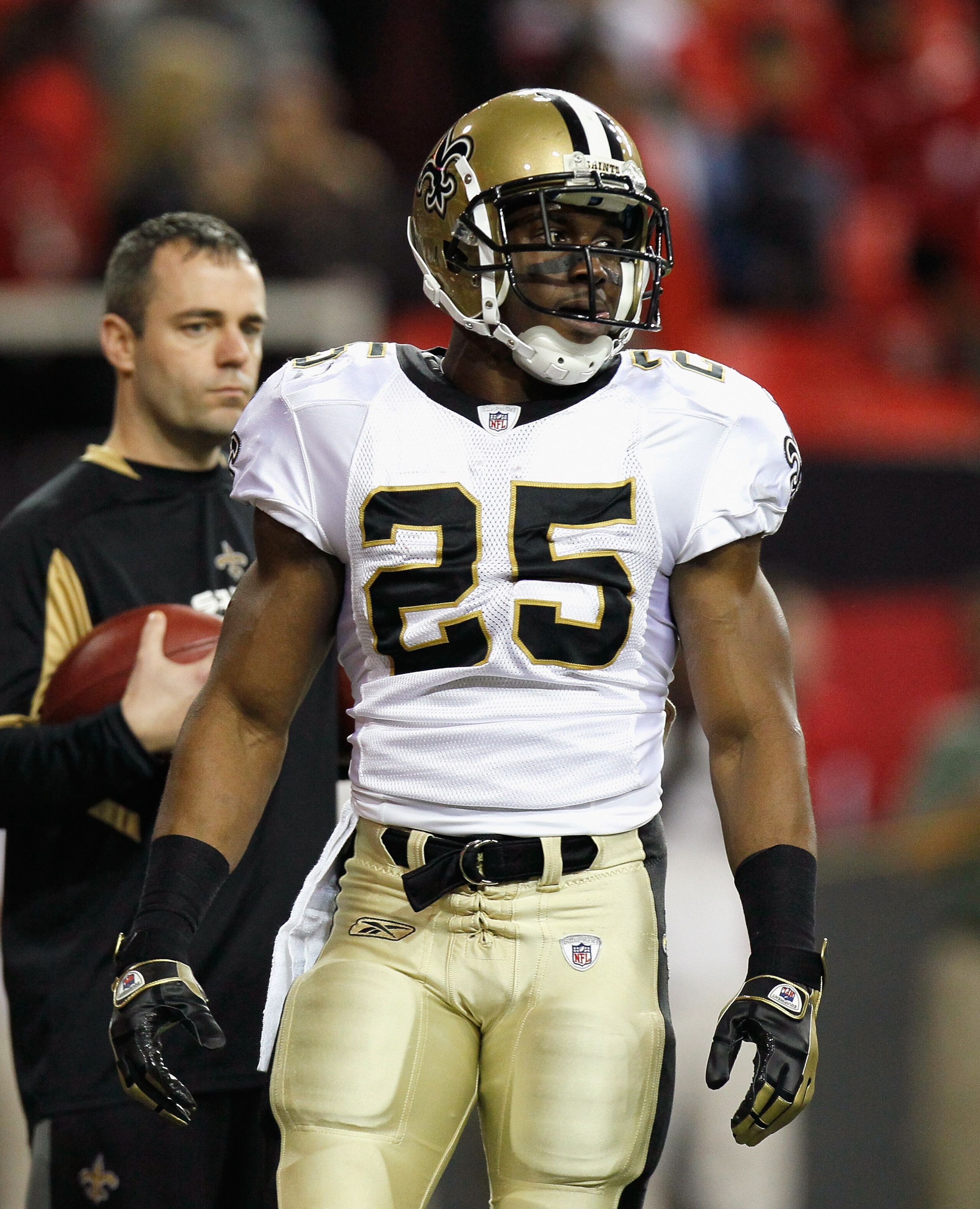 ATLANTA, GA - DECEMBER 27:  Reggie Bush #25 of the New Orleans Saints against the Atlanta Falcons at Georgia Dome on December 27, 2010 in Atlanta, Georgia.  (Photo by Kevin C. Cox/Getty Images)