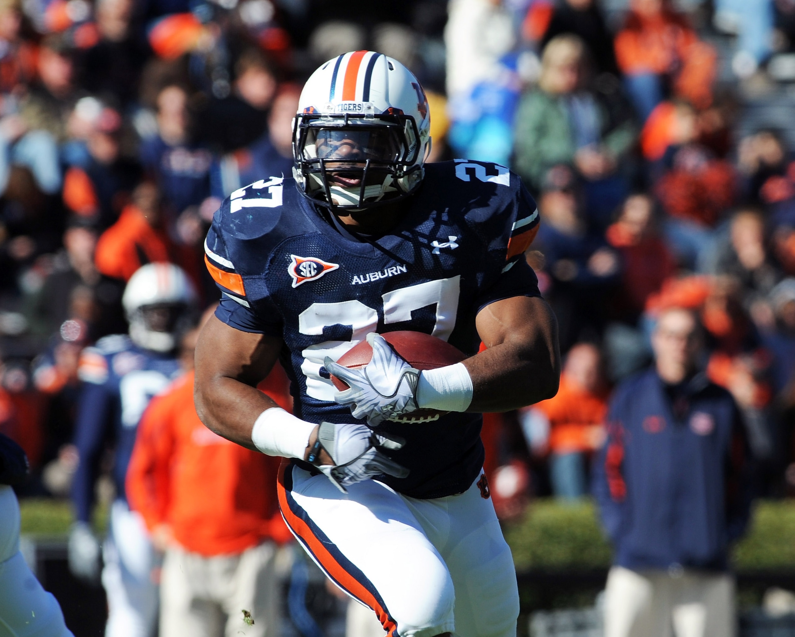 AUBURN, AL - NOVEMBER 6:  Running back Mario Fannin #27 of the Auburn Tigers rushes upfield against the Chattanooga Mocs November 6, 2010 at Jordan-Hare Stadium in Auburn, Alabama.  (Photo by Al Messerschmidt/Getty Images)