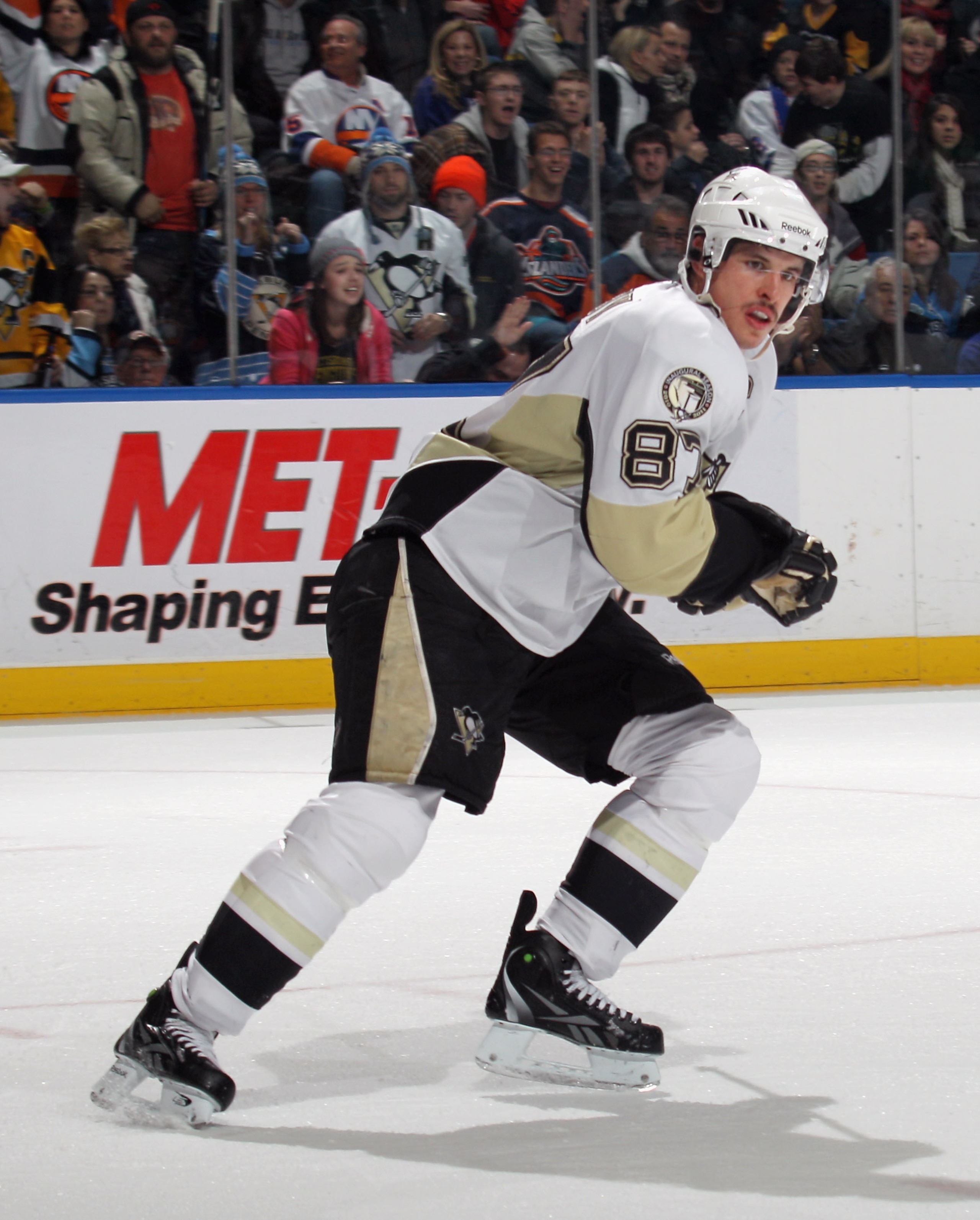 UNIONDALE, NY - DECEMBER 29:  Sidney Crosby #87 of the Pittsburgh Penguins against the New York Islanders at the Nassau Coliseum on December 29, 2010 in Uniondale, New York. The Islanders defeated the Penguins 2-1 in the shootout.  (Photo by Bruce Bennett