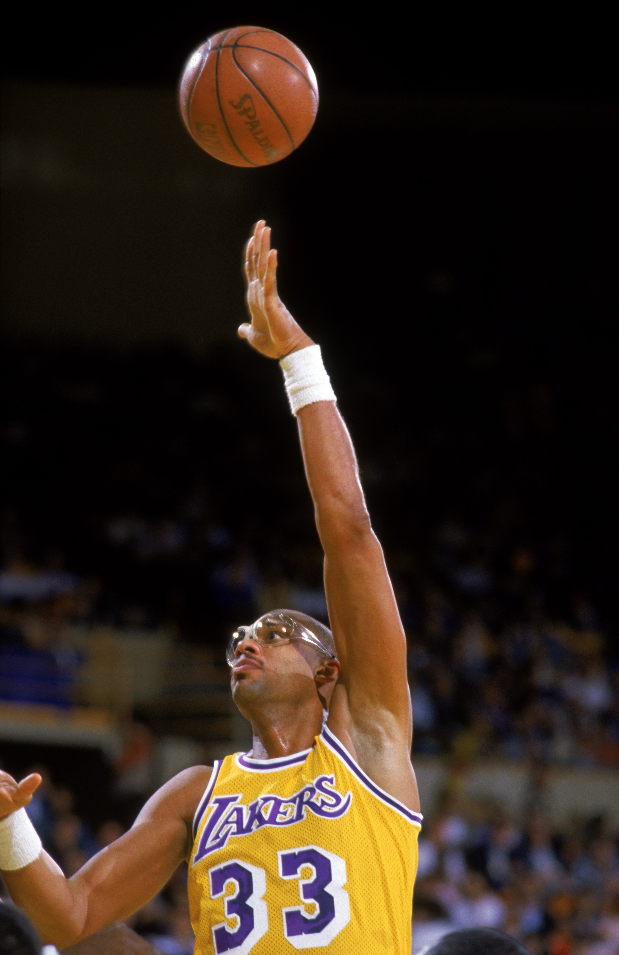 LOS ANGELES - 1987:  Kareem Abdul-Jabbar #33 of the Los Angeles Lakers shoots a hook shot during an NBA game at the Great Western Forum in Los Angeles, California in 1987. (Photo by Stephen Dunn/Getty Images)