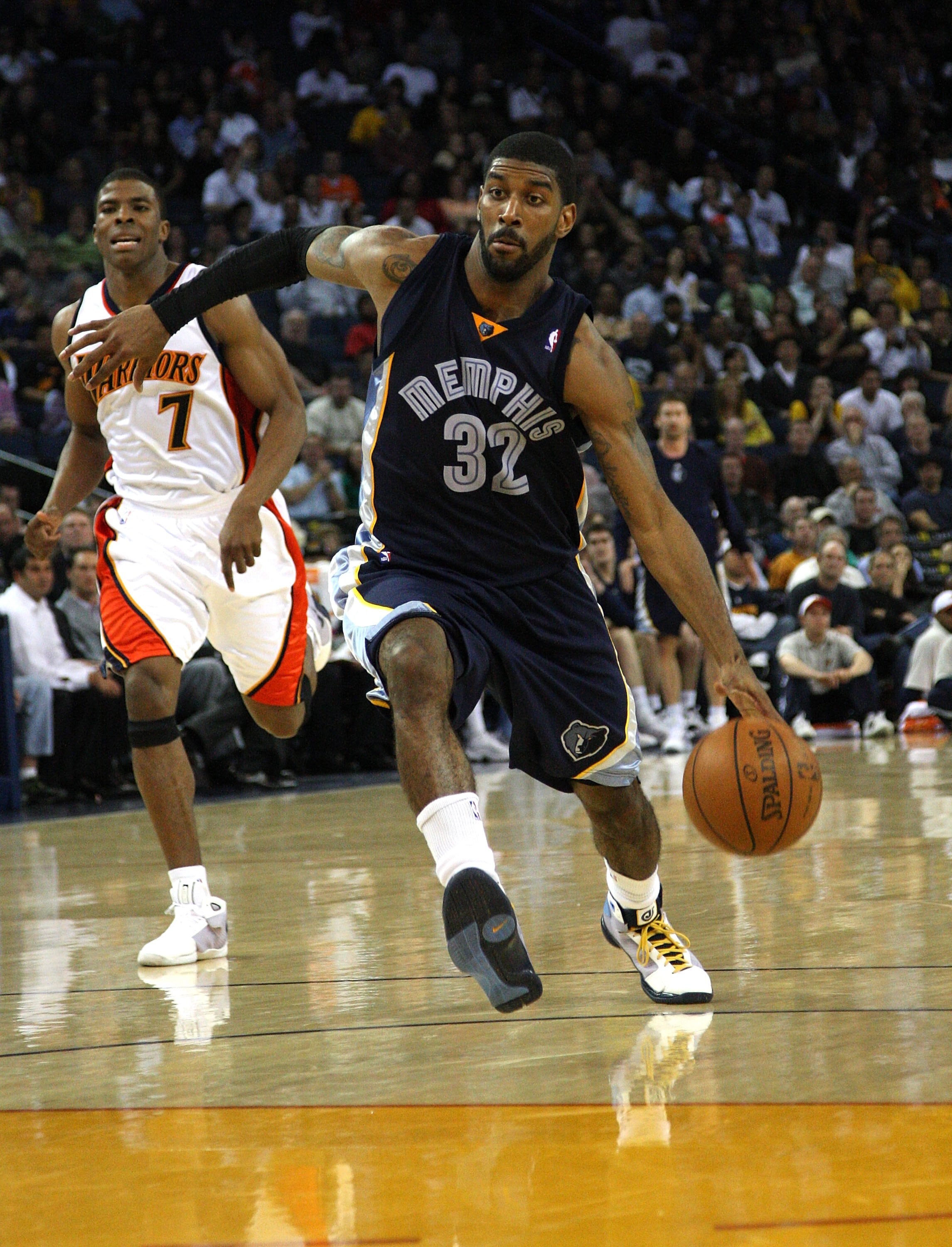 OAKLAND, CA - MARCH 30: O.J. Mayo #32 of the Memphis Grizzlies drives against the Golden State Warriors during an NBA game on March 30, 2009 at Oracle Arena in Oakland, California. NOTE TO USER: User expressly acknowledges and agrees that, by downloading OAKLAND, CA - MARCH 30: O.J. Mayo #32 of the Memphis Grizzlies drives against the Golden State Warriors during an NBA game on March 30, 2009 at Oracle Arena in Oakland, California. NOTE TO USER: User expressly acknowledges and agrees that, by downloading