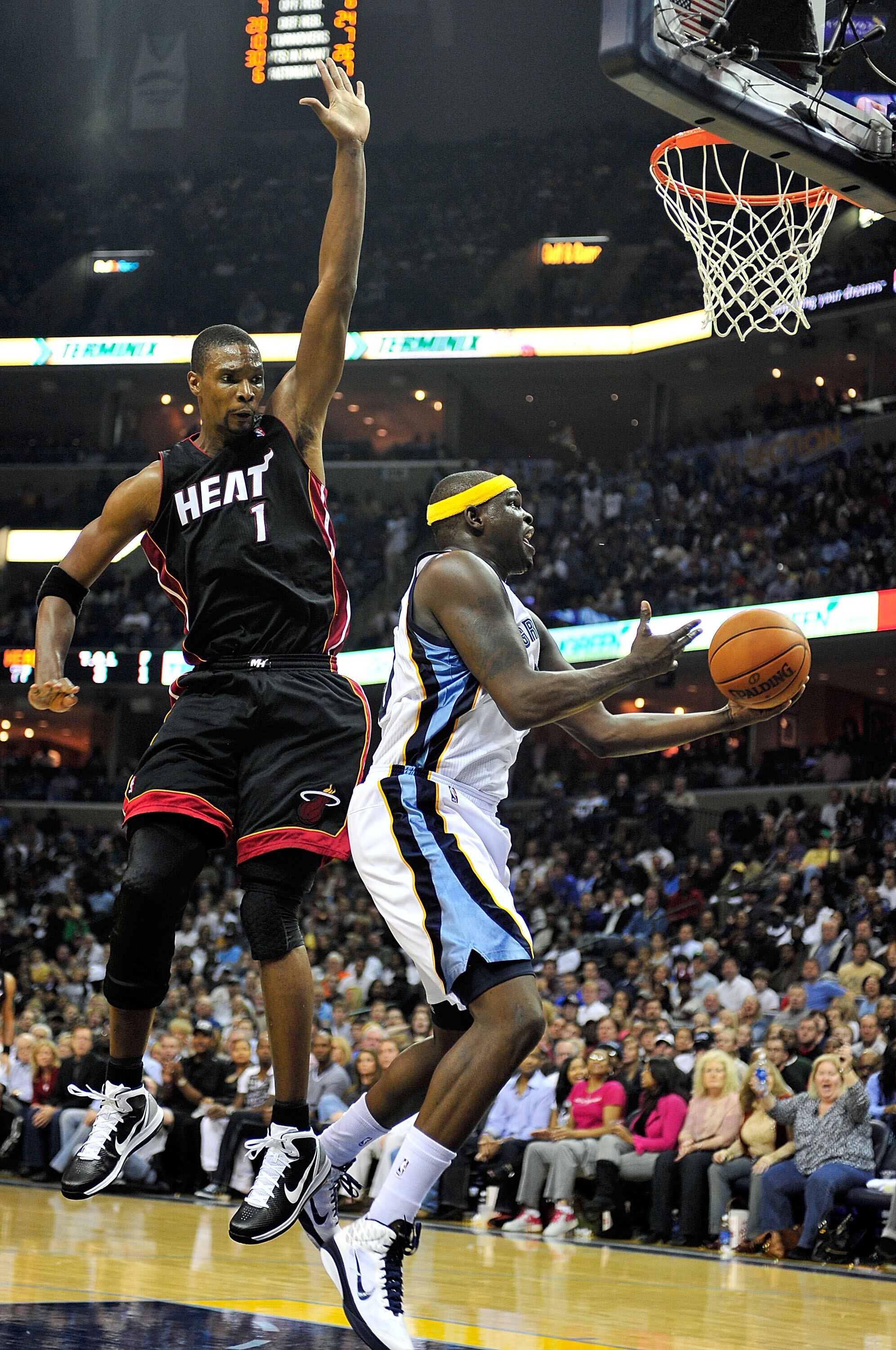 MEMPHIS, TN - NOVEMBER 20: Zach Randolph #50 of the Memphis Grizzlies drives past Chris Bosh #1 of the Miami Heat at FedExForum on November 20, 2010 in Memphis, Tennessee. The Grizzlies won 97-95. NOTE TO USER: User expressly acknowledges and agrees tha MEMPHIS, TN - NOVEMBER 20: Zach Randolph #50 of the Memphis Grizzlies drives past Chris Bosh #1 of the Miami Heat at FedExForum on November 20, 2010 in Memphis, Tennessee. The Grizzlies won 97-95. NOTE TO USER: User expressly acknowledges and agrees tha