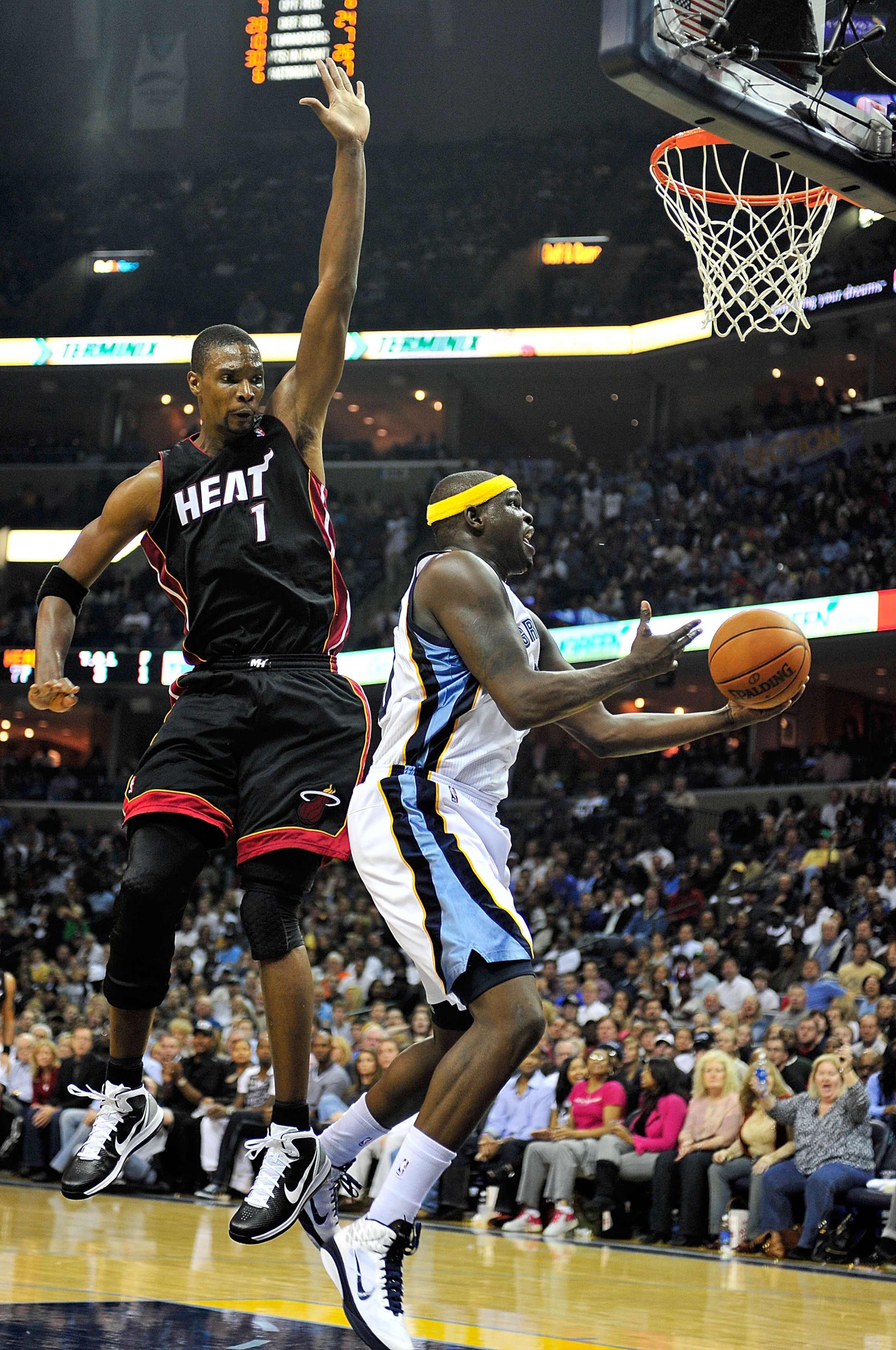 MEMPHIS, TN - NOVEMBER 20:  Zach Randolph #50 of the Memphis Grizzlies drives past Chris Bosh #1 of the Miami Heat at FedExForum on November 20, 2010 in Memphis, Tennessee. The Grizzlies won 97-95.  NOTE TO USER: User expressly acknowledges and agrees tha