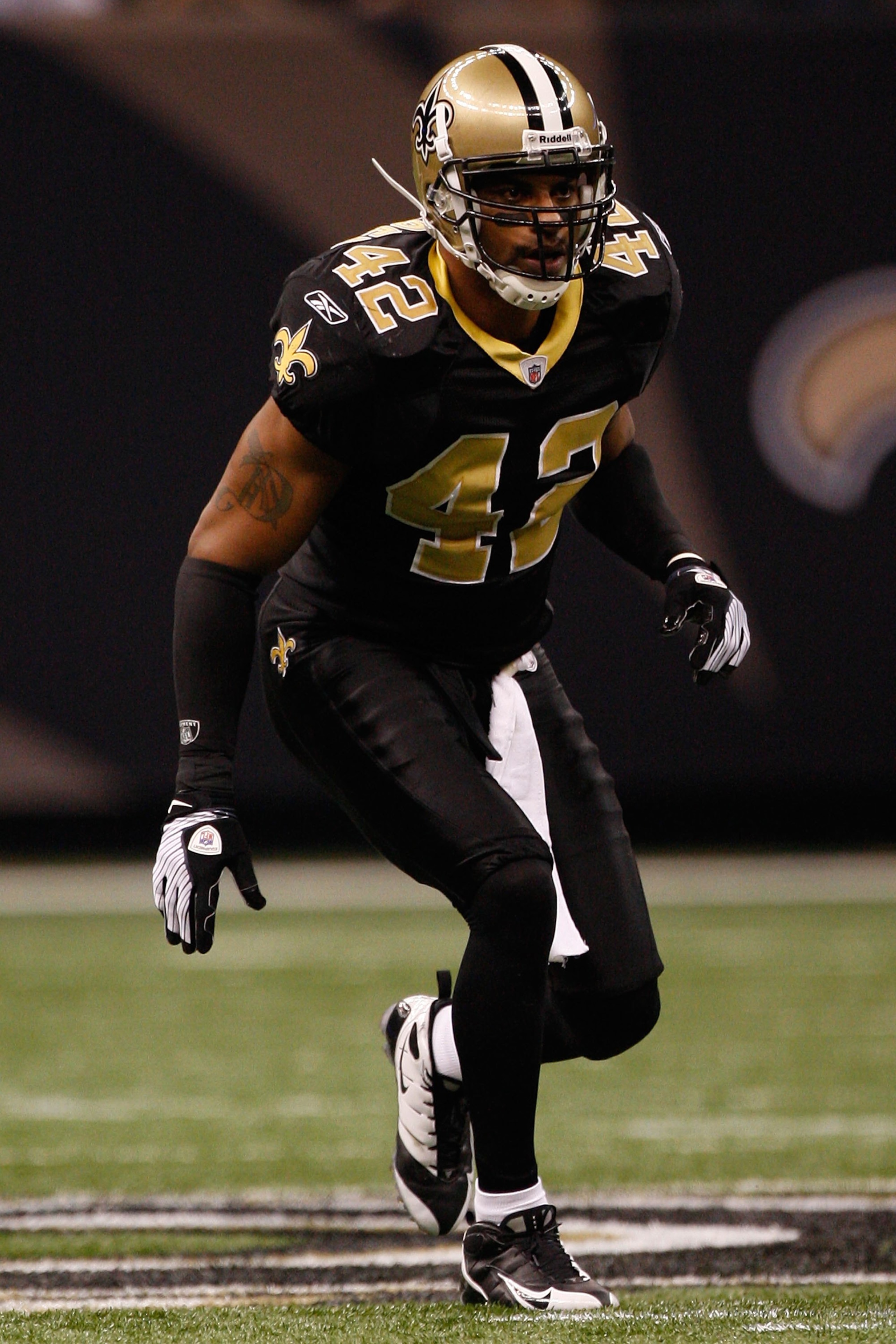 NEW ORLEANS - DECEMBER 27:  Darren Sharper #42 of the New Orleans Saints defends during the game against the Tampa Bay Buccaneers at the Louisiana Superdome on December 27, 2009 in New Orleans, Louisiana.  (Photo by Chris Graythen/Getty Images)