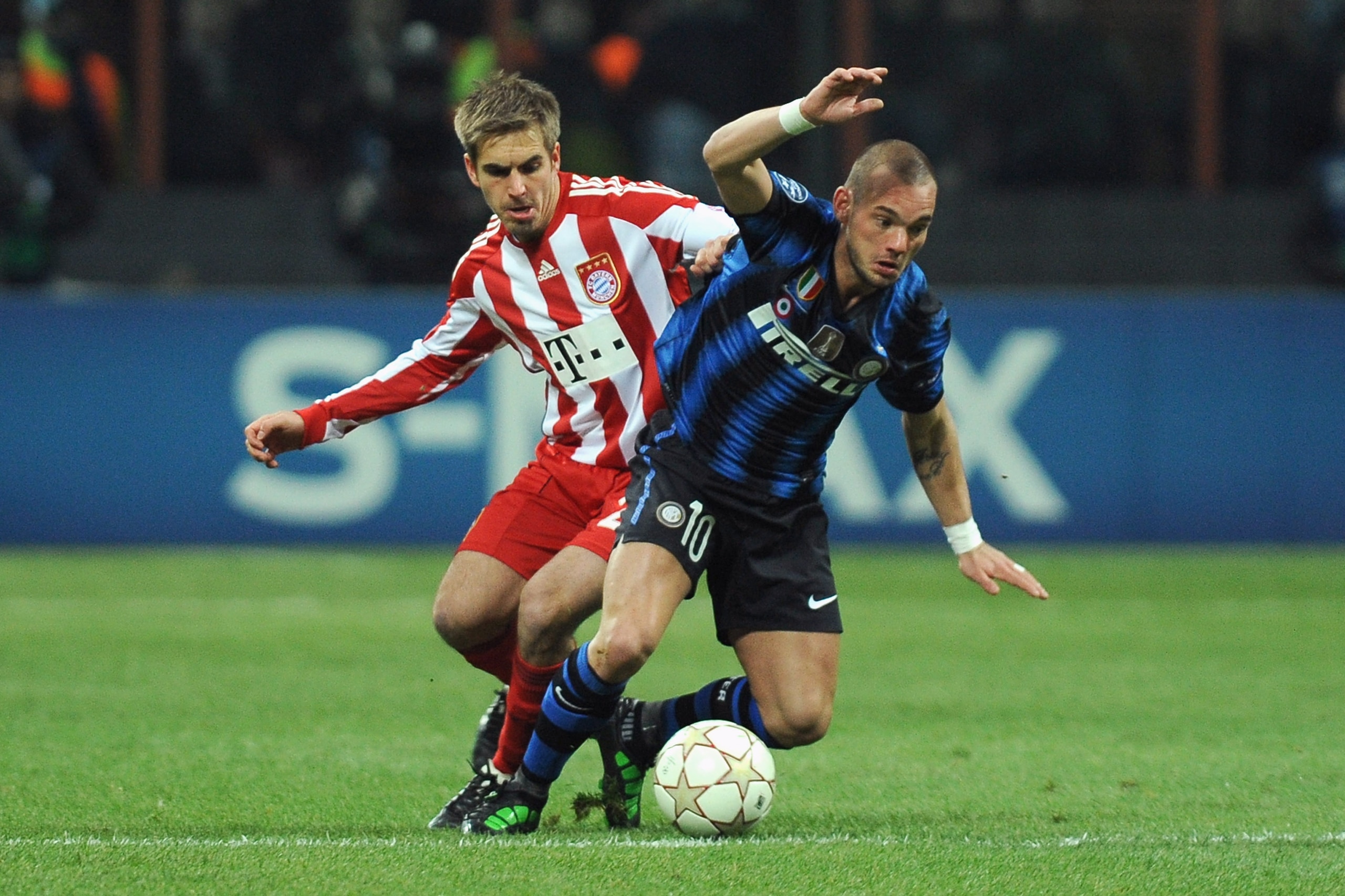 MILAN, ITALY - FEBRUARY 23:  Wesley Sneijder of Inter Milan is pulled by his shirt by Philipp Lahm of FC Bayern Muenchen during the UEFA Champions League round of 16 first leg match between Inter Milan v FC Bayern Muenchen on February 23, 2011 in Milan, I