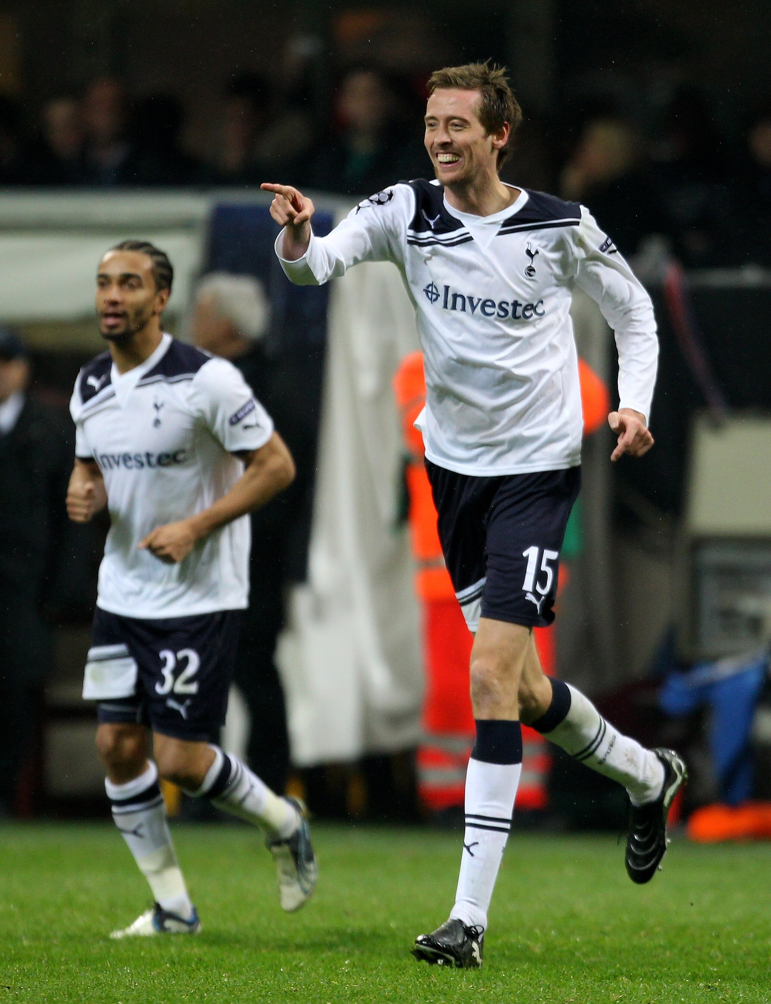 MILAN, ITALY - FEBRUARY 15:  Peter Crouch of Tottenham Hotspur celebrates scoring the winning goal during the UEFA Champions League round of 16 first leg match between AC Milan and Tottenham Hotspur at Stadio Giuseppe Meazza on February 15, 2011 in Milan,