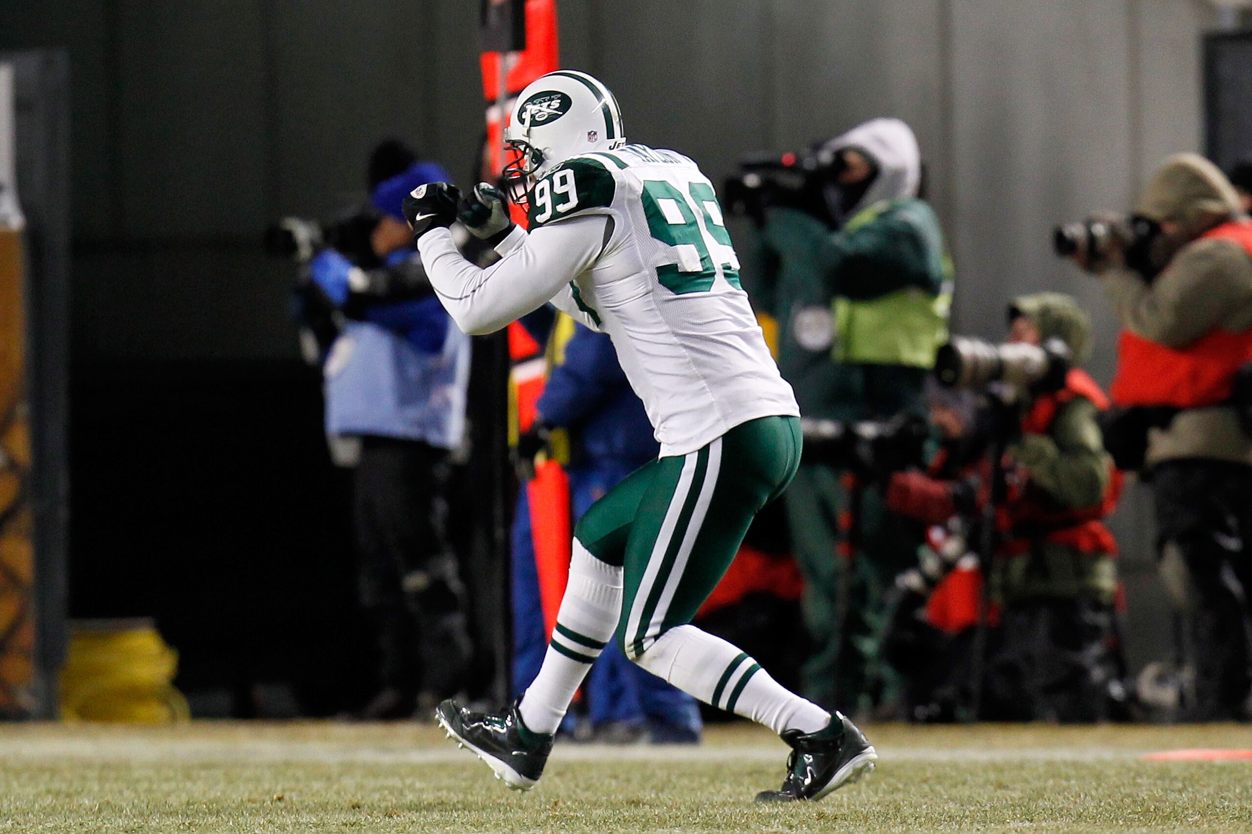 PITTSBURGH, PA - JANUARY 23:  Jason Taylor #99 of the New York Jets celebrates against Pittsburgh Steelers in the 2011 AFC Championship game at Heinz Field on January 23, 2011 in Pittsburgh, Pennsylvania.  (Photo by Gregory Shamus/Getty Images)