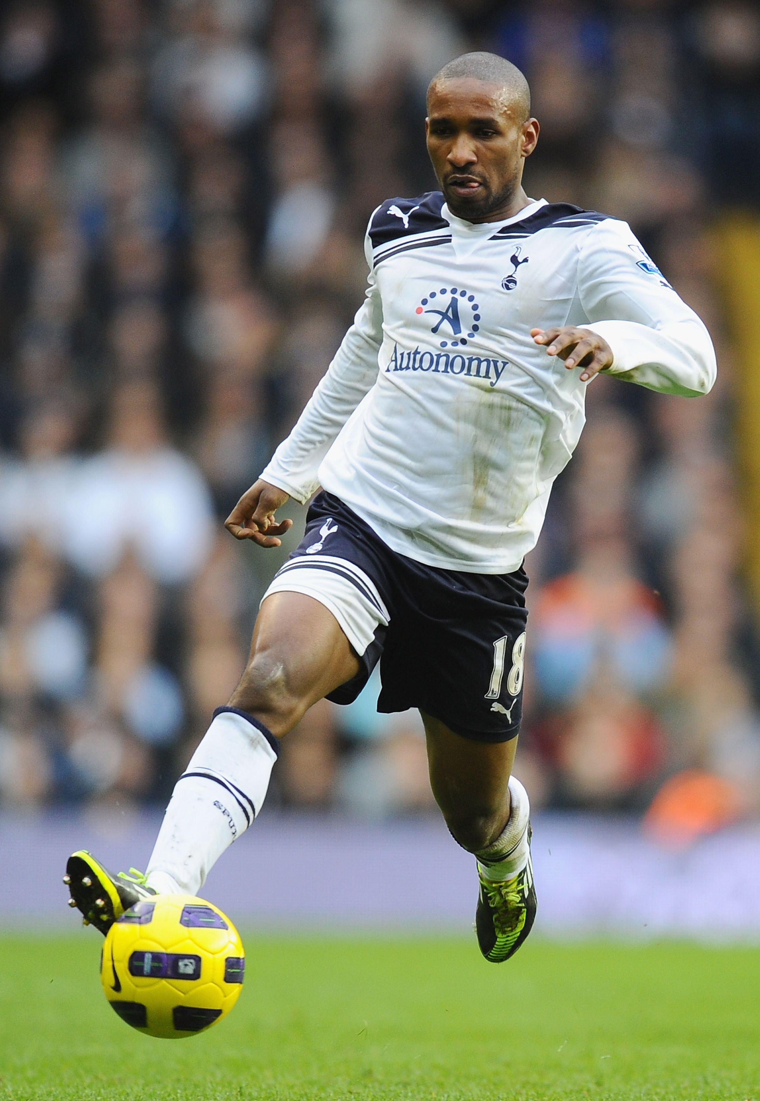 LONDON, ENGLAND - FEBRUARY 05:  Jermain Defoe of Tottenham Hotspur aruns with the ball during the Barclays Premier League match between Tottenham Hotspur and Bolton Wanderers at White Hart Lane on February 5, 2011 in London, England.  (Photo by Mike Hewit