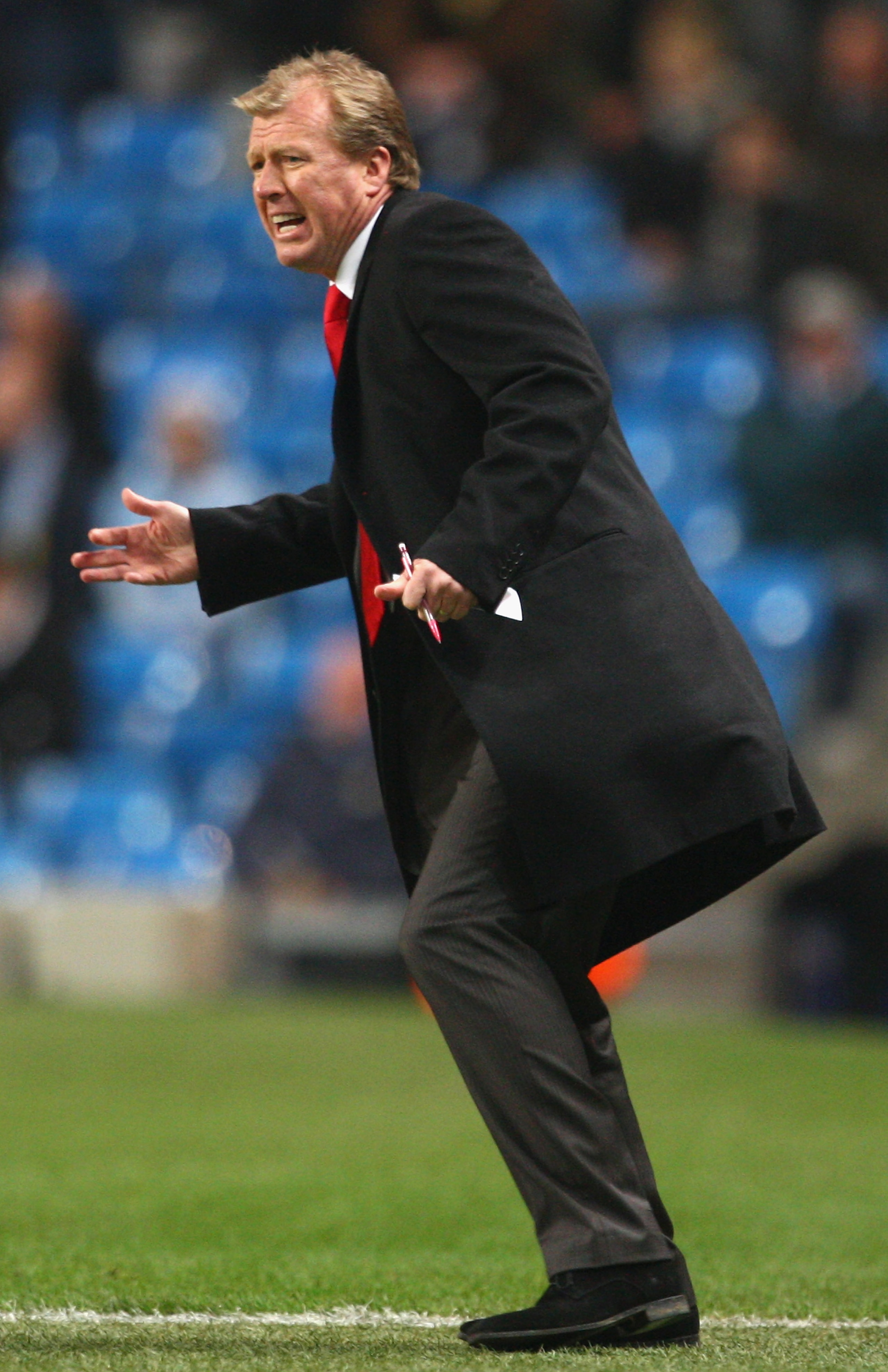 MANCHESTER, UNITED KINGDOM - NOVEMBER 06:  FC Twente Manager Steve McClaren reacts during the UEFA Cup Group A match between Manchester City and FC Twente at The City of Manchester Stadium on November 6, 2008 in Manchester, England.  (Photo by Laurence Gr