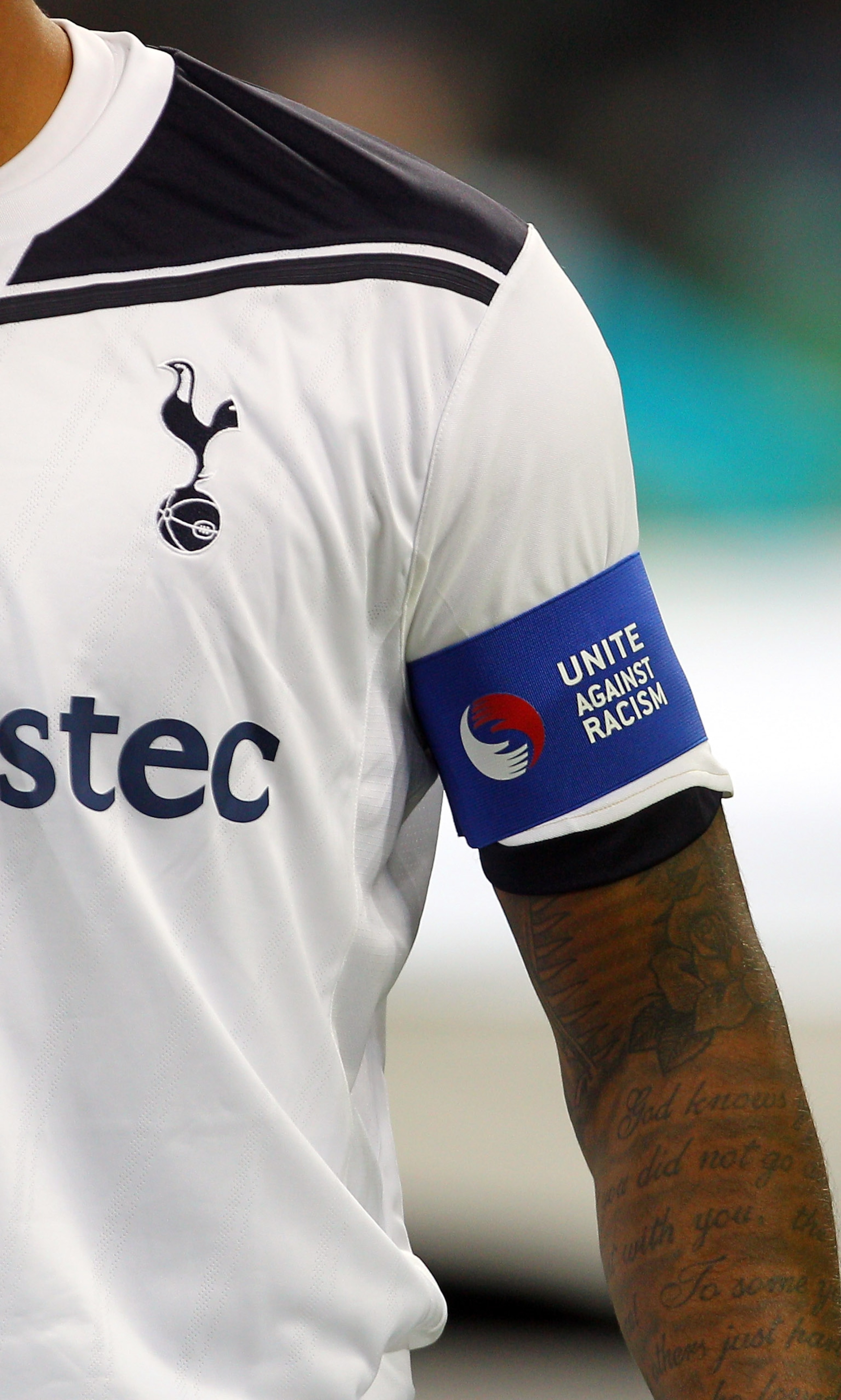 MILAN, ITALY - OCTOBER 20: Tom Huddlestone of Tottenham Hotspur wears the captains armband during the UEFA Champions League Group A match between FC Internazionale Milano and Tottenham Hotspur at the Stadio Giuseppe Meazza on October 20, 2010 in Milan, It