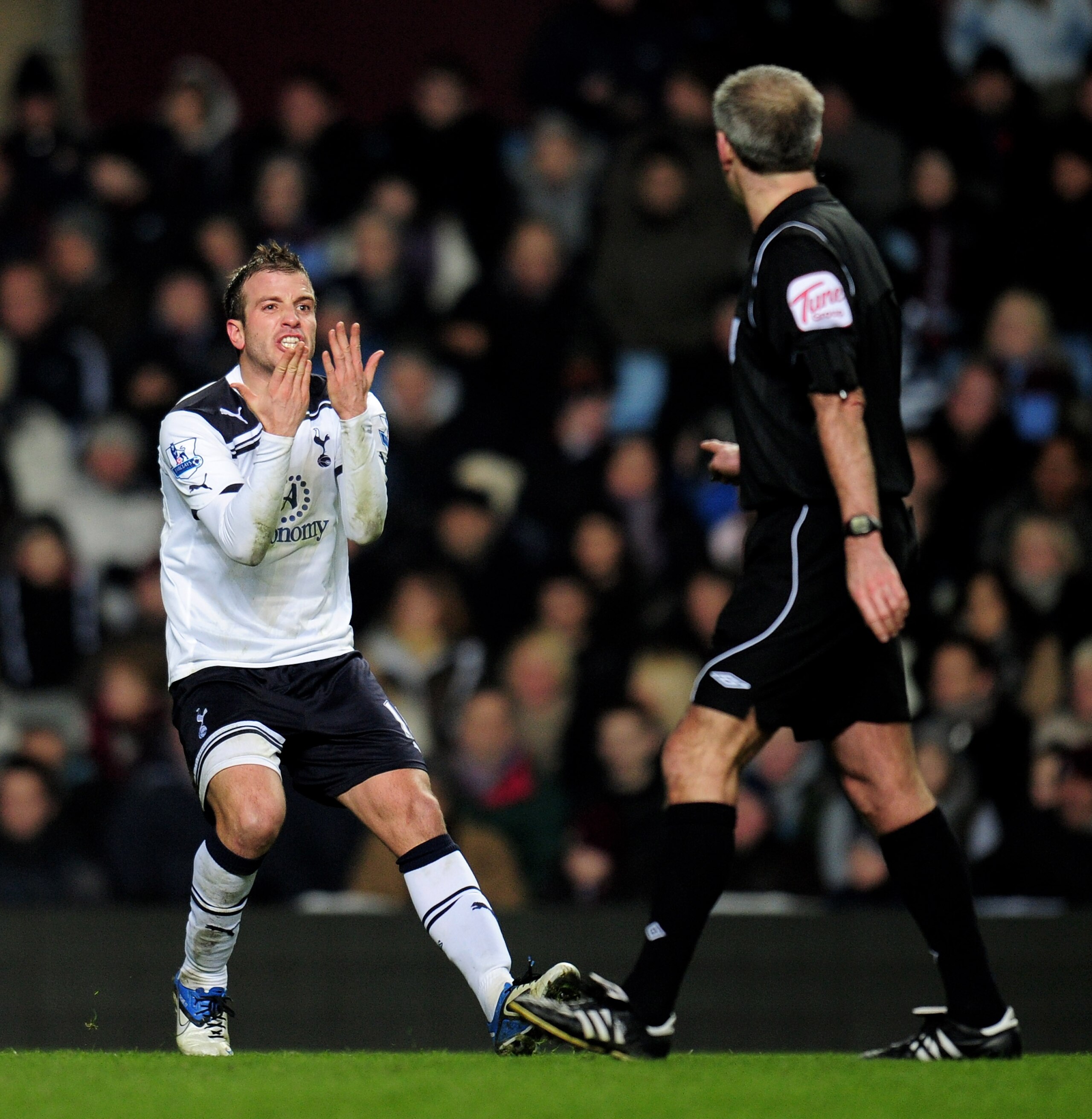 BIRMINGHAM, ENGLAND - DECEMBER 26:  Rafael Van Der Vaart (L) of Tottenham shouts at the referee during the Barclays Premier League match between Aston Villa and Tottenham Hotspur at Villa Park on December 26, 2010 in Birmingham, England.  (Photo by Shaun