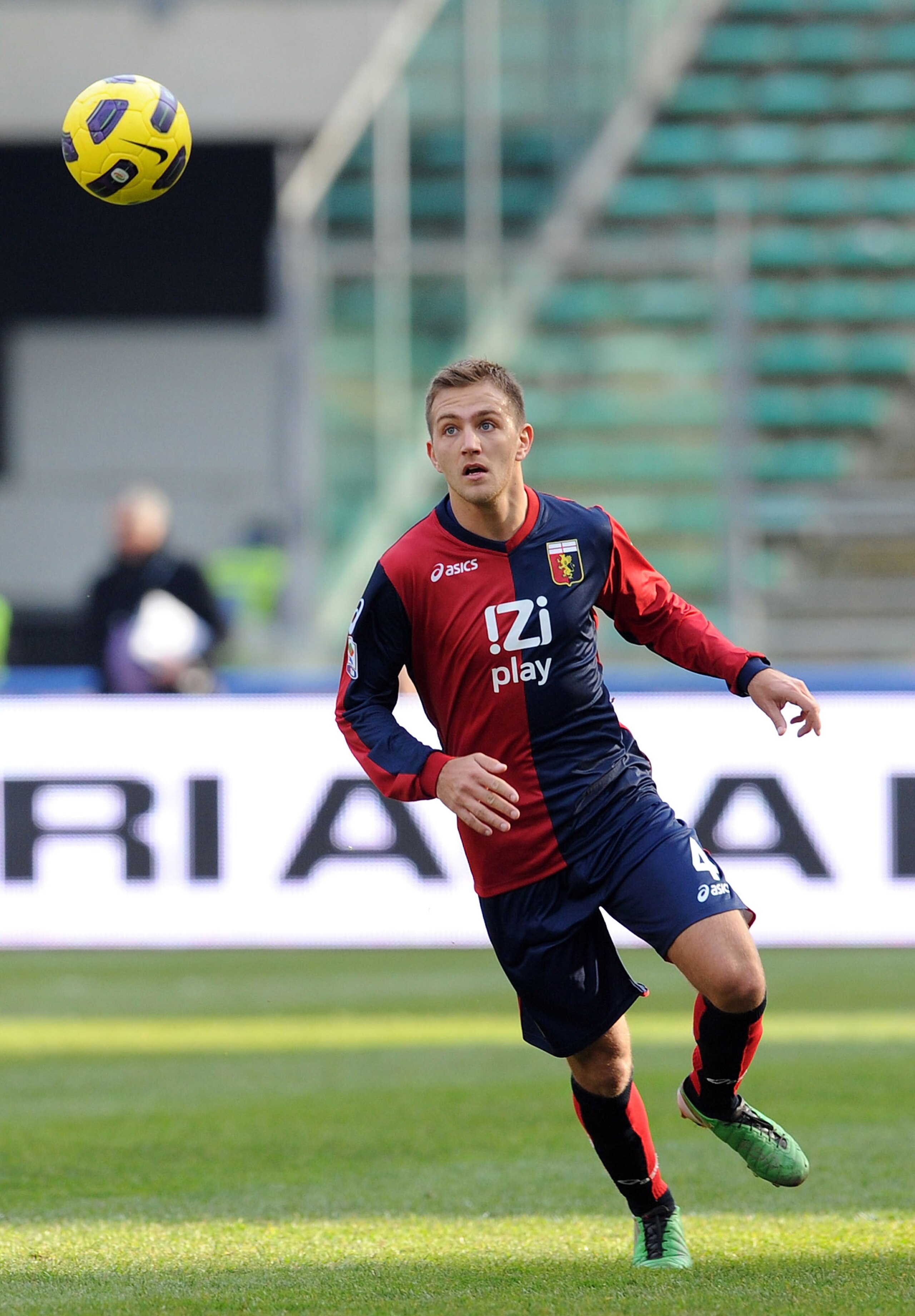 BARI, ITALY - FEBRUARY 13: Domenico Criscito of Genoa in action during the Serie A match between AS Bari and Genoa CFC at Stadio San Nicola on February 13, 2011 in Bari, Italy. (Photo by Giuseppe Bellini/Getty Images) BARI, ITALY - FEBRUARY 13: Domenico Criscito of Genoa in action during the Serie A match between AS Bari and Genoa CFC at Stadio San Nicola on February 13, 2011 in Bari, Italy. (Photo by Giuseppe Bellini/Getty Images)