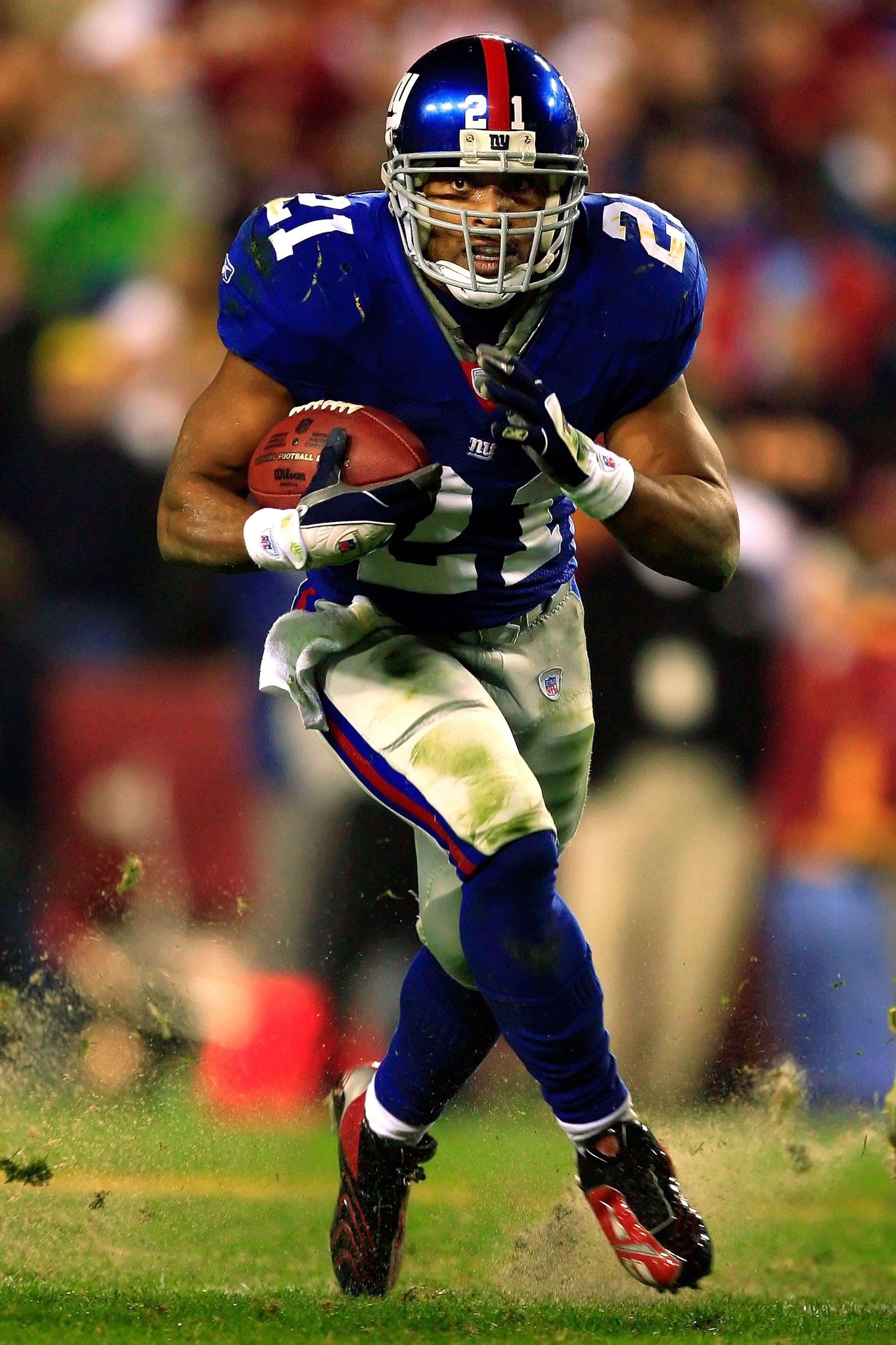 LANDOVER, MD - DECEMBER 30:  Tiki Barber #21 of the New York Giants runs the ball against the Washington Redskins at FedEx Field on December 30, 2006 in Landover, Maryland.  (Photo by Jamie Squire/Getty Images)