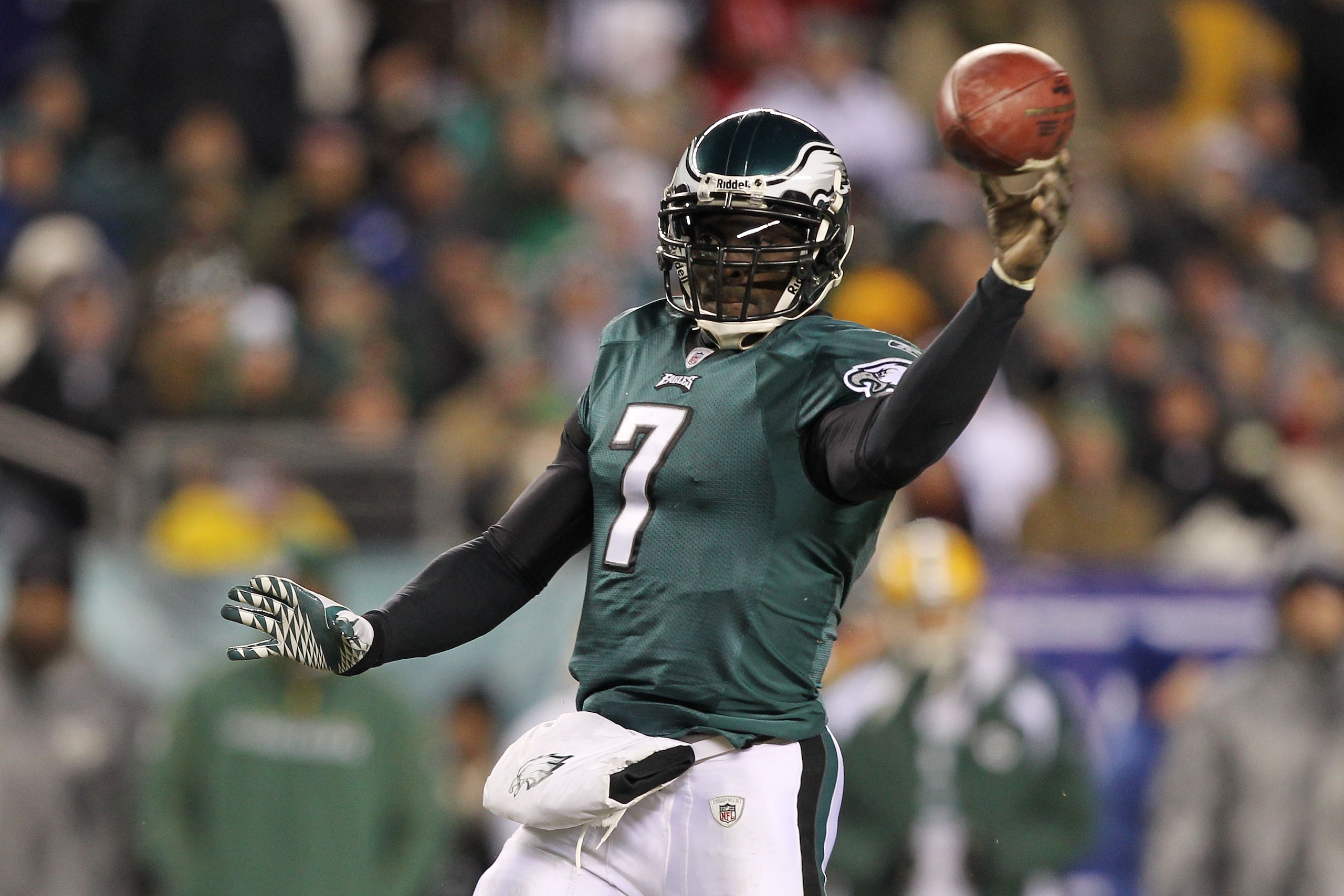 PHILADELPHIA, PA - JANUARY 09:  Michael Vick #7 of the Philadelphia Eagles passes against the Green Bay Packers during the 2011 NFC wild card playoff game at Lincoln Financial Field on January 9, 2011 in Philadelphia, Pennsylvania.  (Photo by Al Bello/Get