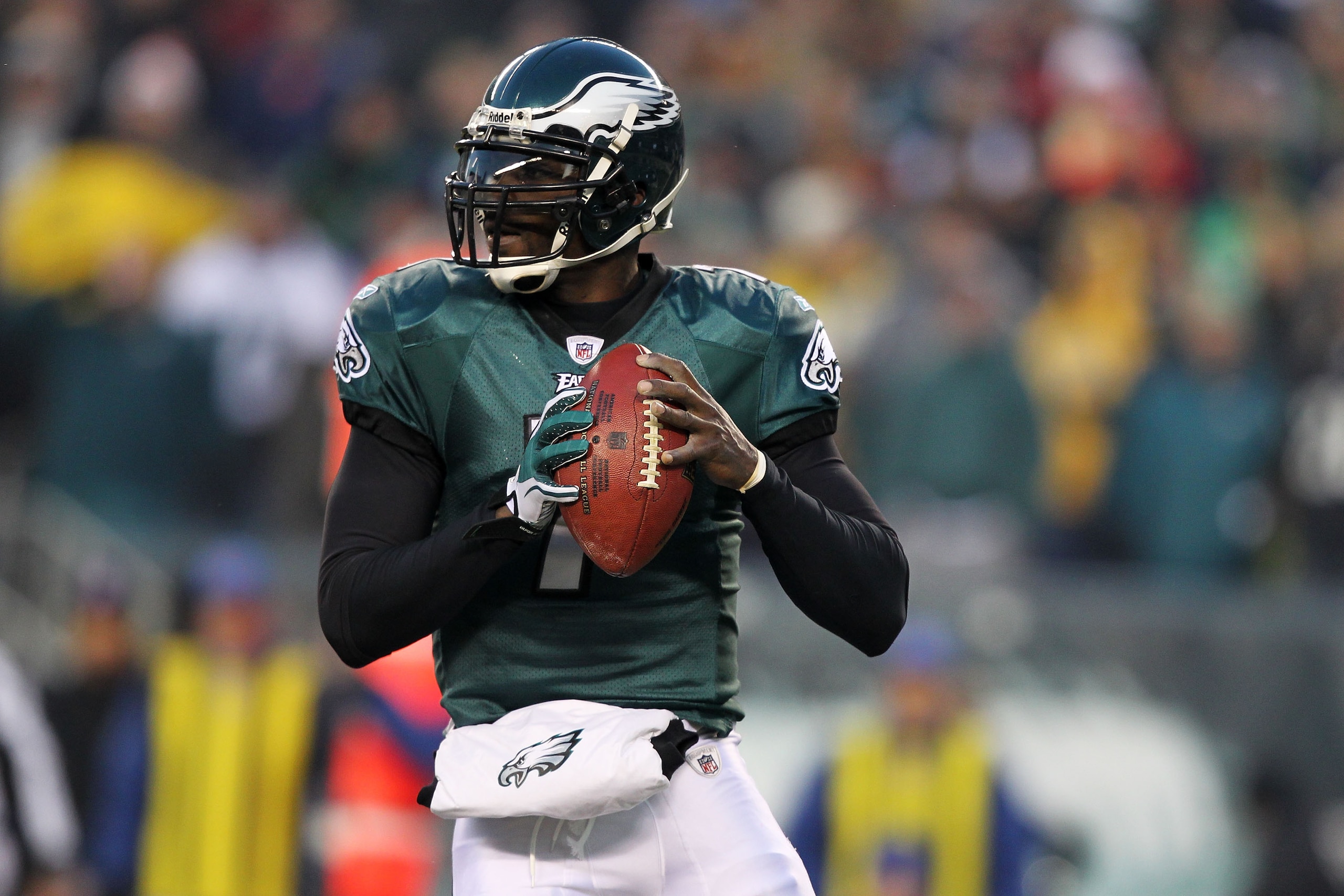 PHILADELPHIA, PA - JANUARY 09:  Michael Vick #7 of the Philadelphia Eagles scrambles against the Green Bay Packers during the 2011 NFC wild card playoff game at Lincoln Financial Field on January 9, 2011 in Philadelphia, Pennsylvania.  (Photo by Al Bello/