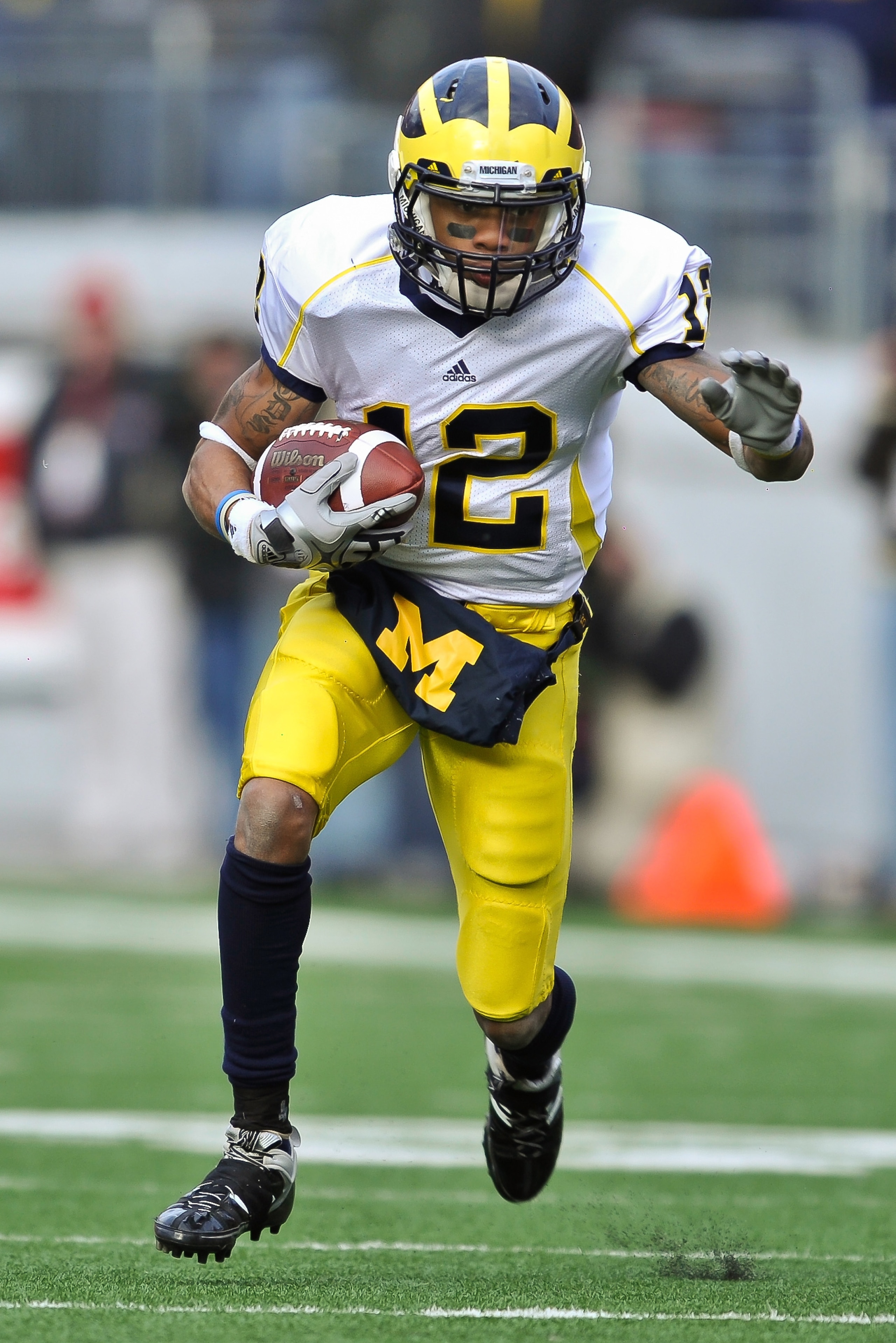 COLUMBUS, OH - NOVEMBER 27:  Roy Roundtree #12 of the Michigan Wolverines runs with the ball against the Ohio State Buckeyes at Ohio Stadium on November 27, 2010 in Columbus, Ohio.  (Photo by Jamie Sabau/Getty Images)