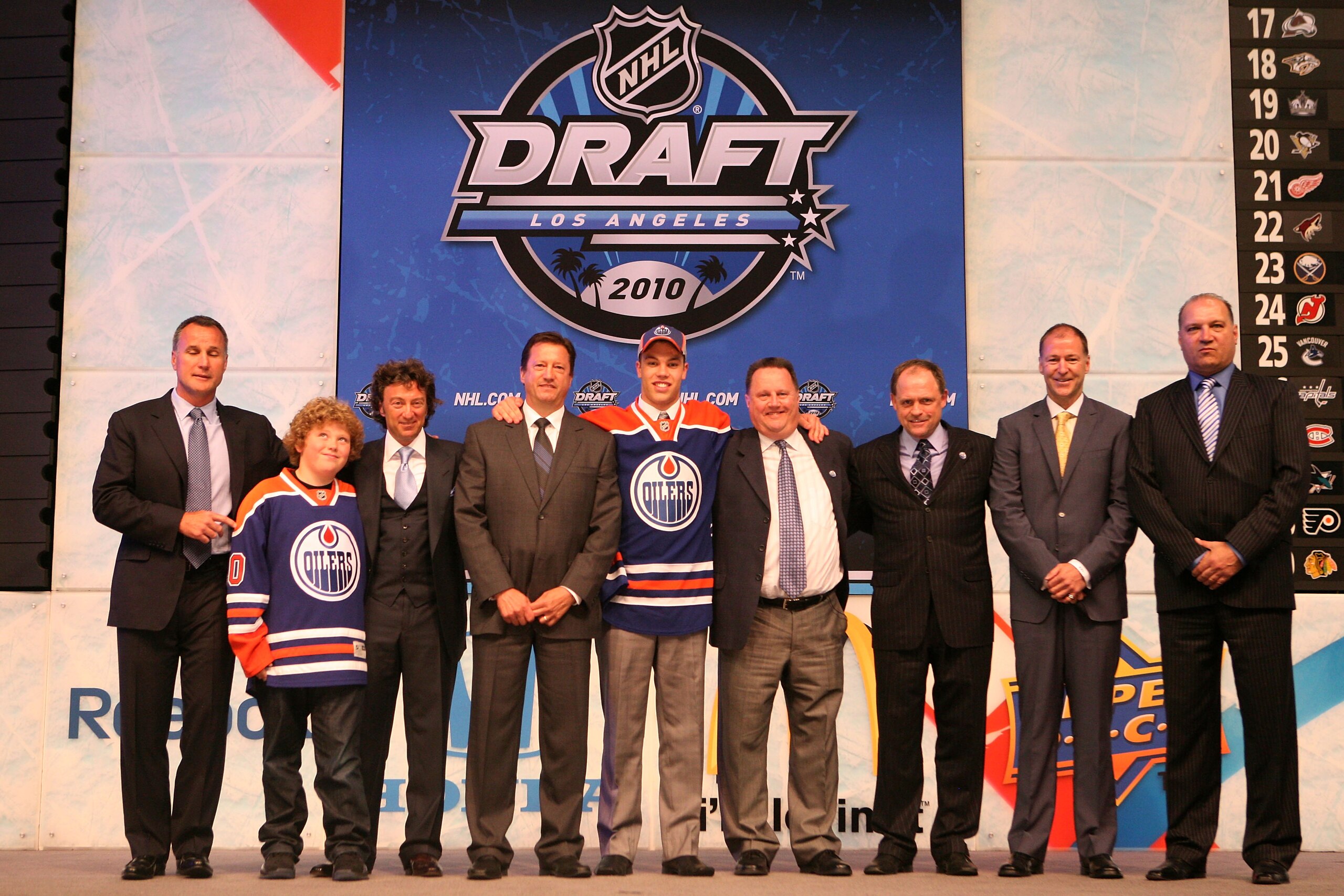 LOS ANGELES, CA - JUNE 25:  Taylor Hall, drafted #1 overall by the Edmonton Oilers, poses with team personnel during the 2010 NHL Entry Draft at Staples Center on June 25, 2010 in Los Angeles, California.  (Photo by Bruce Bennett/Getty Images)