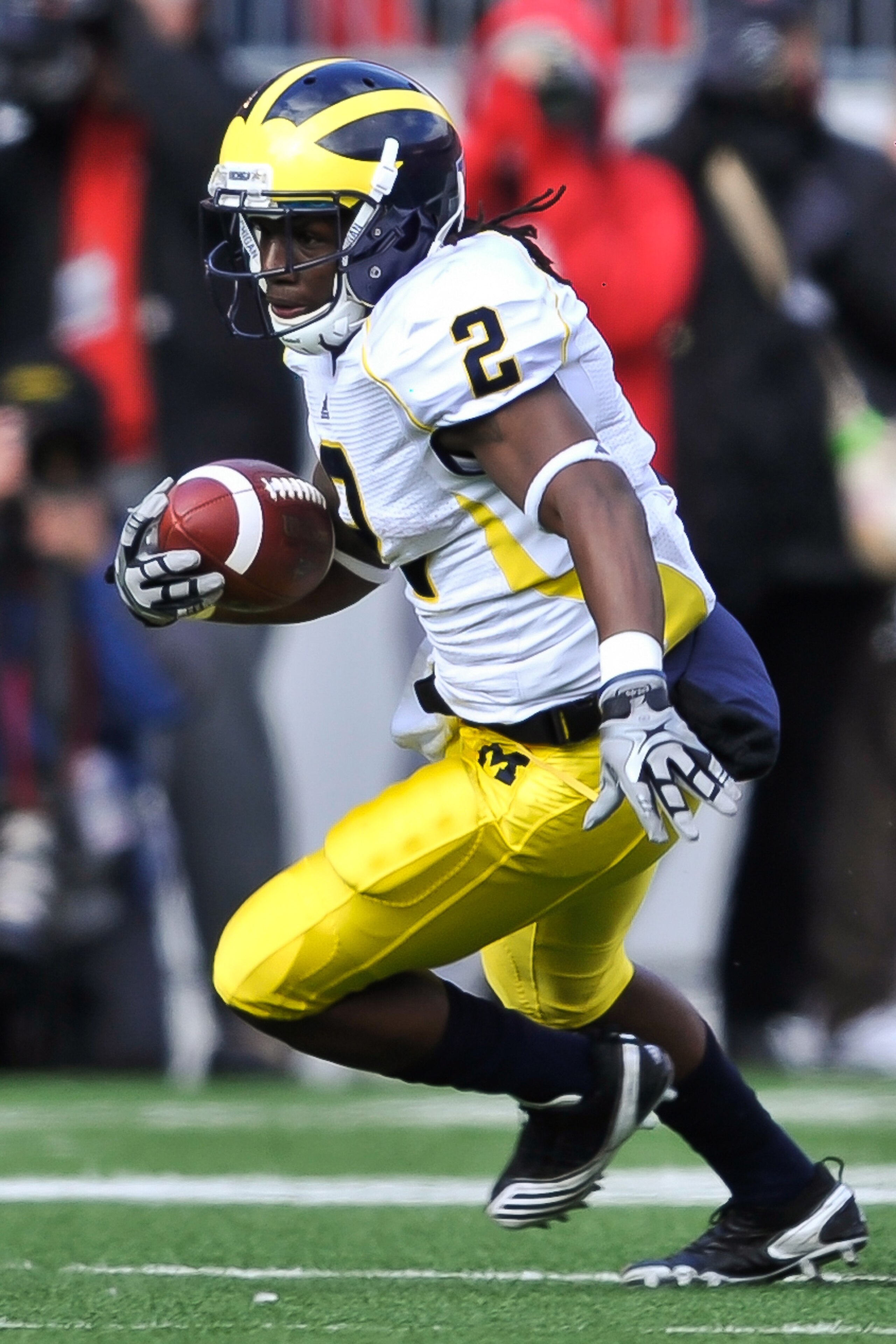 COLUMBUS, OH - NOVEMBER 27:  Vincent Smith #2 of the Michigan Wolverines runs with the ball against the Ohio State Buckeys at Ohio Stadium on November 27, 2010 in Columbus, Ohio.  (Photo by Jamie Sabau/Getty Images)