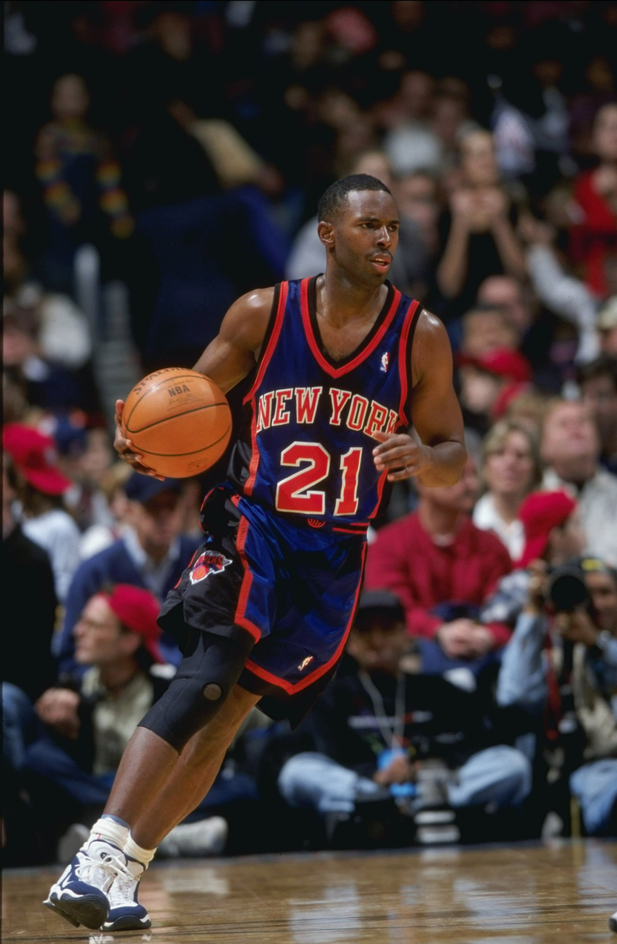 29 Jan 1999: Charlie Ward #21 of the New York Knicks dribbles the ball during a game against the New Jersey Nets at the Continental Airlines Arena in East Rutherford, New Jersey. The Nets defeated the Knicks 92-90.  Mandatory Credit: Ezra O. Shaw  /Allspo
