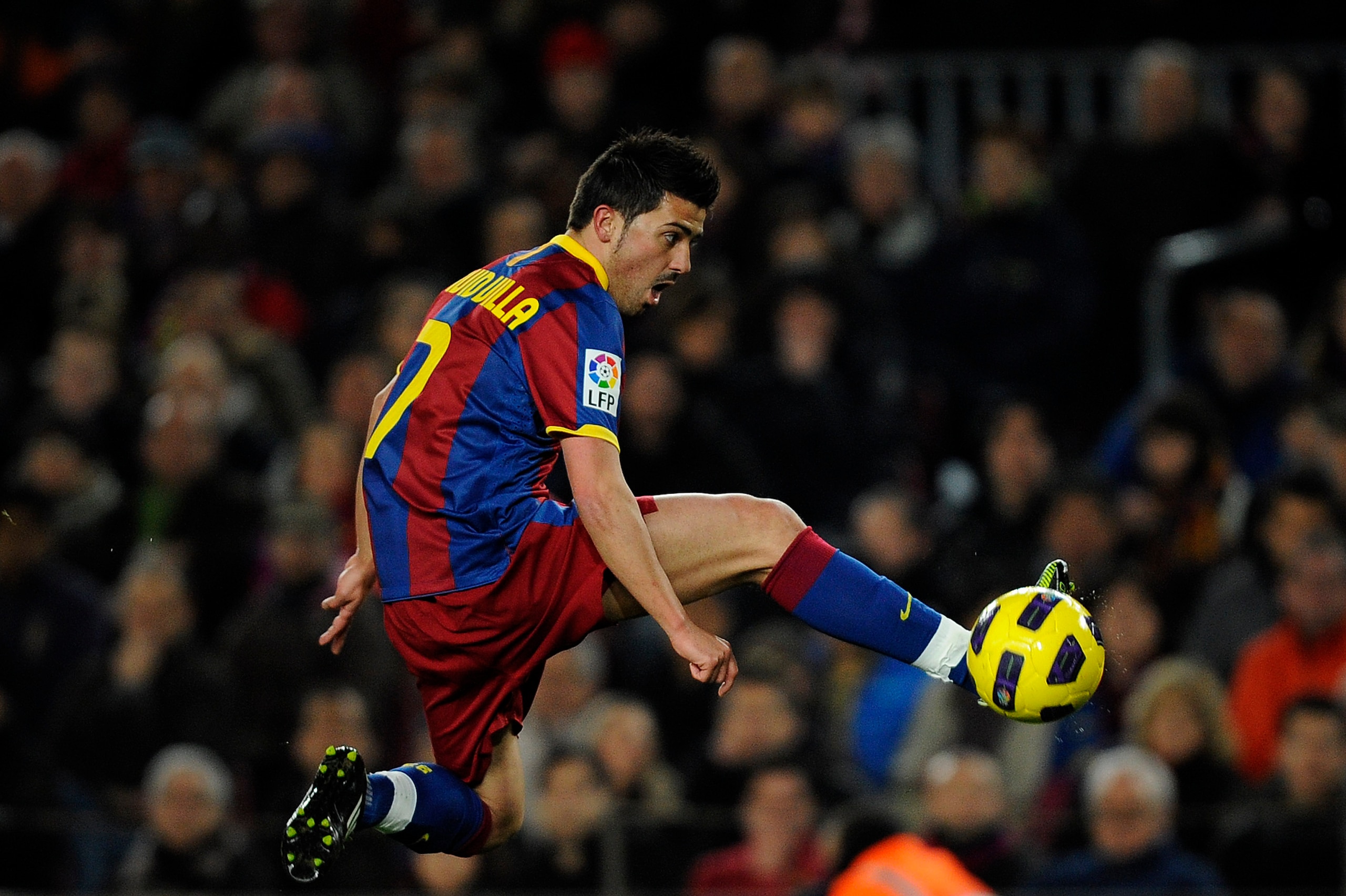 BARCELONA, SPAIN - JANUARY 22:  David Villa of Barcelona jumps to control the ball during the La Liga match between Barcelona and Racing Santander at Camp Nou on January 22, 2011 in Barcelona, Spain. Barcelona won 3-0.  (Photo by David Ramos/Getty Images)