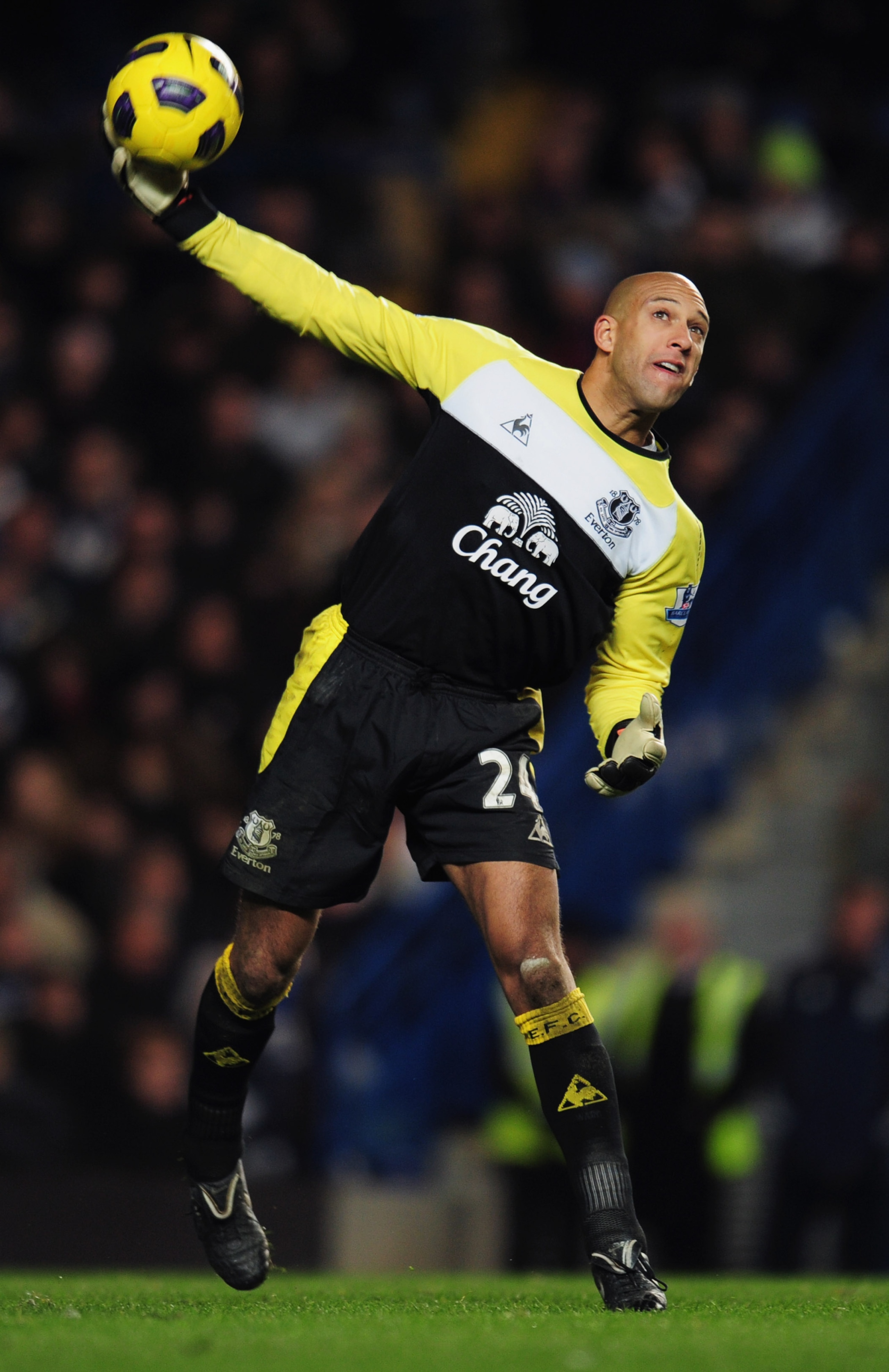 LONDON, ENGLAND - DECEMBER 04:  Tim Howardof Everton in action during the Barclays Premier League match between Chelsea and Everton at Stamford Bridge on December 4, 2010 in London, England.  (Photo by Shaun Botterill/Getty Images)