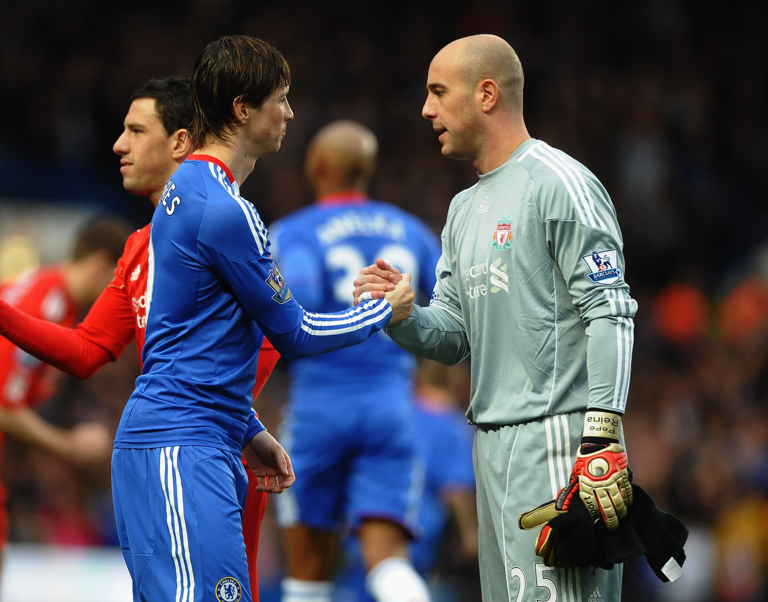 LONDON, ENGLAND - FEBRUARY 06:  Fernando Torres of Chelsea shakes hands with former team mate Pepe Reina of Liverpool prior to the Barclays Premier League match between Chelsea and Liverpool at Stamford Bridge on February 6, 2011 in London, England.  (Pho