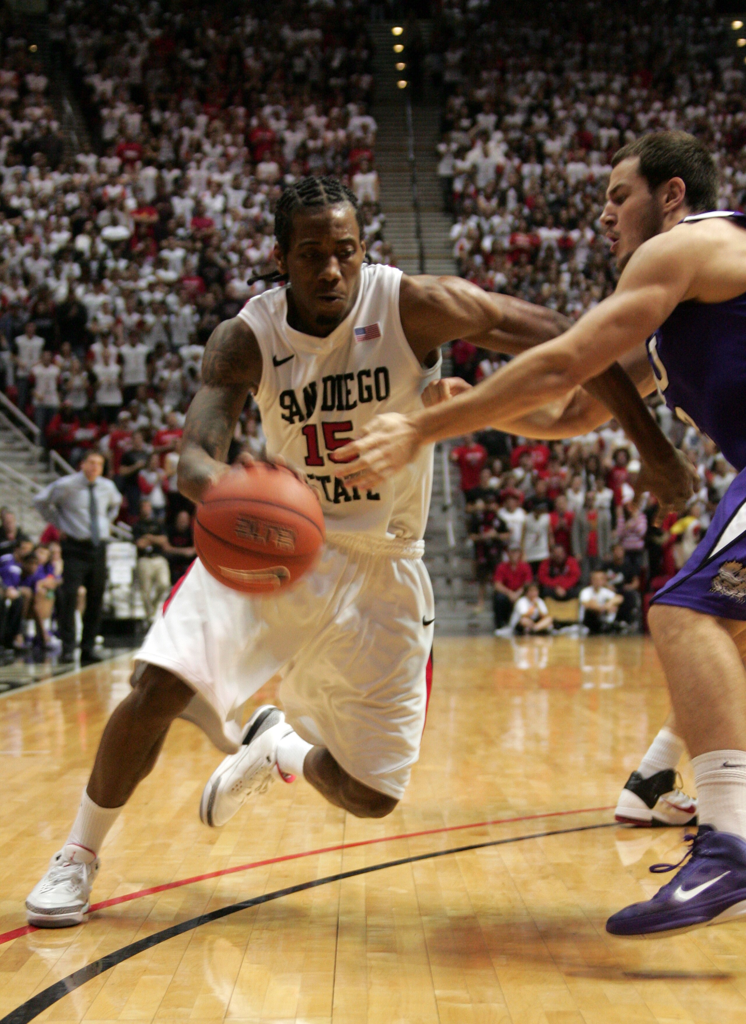 SAN DIEGO, CA - FEBRUARY 5: Kawhi Leonard #15 of San Diego State dribbles the ball in the second half against TCU at Cox Arena on February 5, 2011 in San Diego. SDSU beat TCU 60-53.  (Photo by Kent Horner/Getty Images)