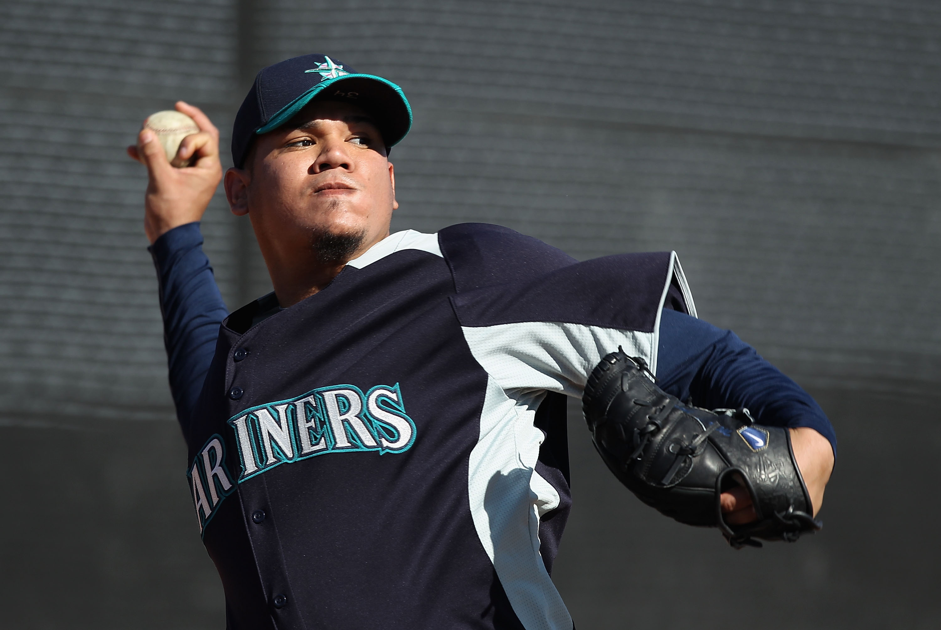 PEORIA, AZ - FEBRUARY 15:  Pitcher Felix Hernandez #34 of the Seattle Mariners throws during a MLB spring training practice at Peoria Stadium on February 15, 2011 in Peoria, Arizona.  (Photo by Christian Petersen/Getty Images)