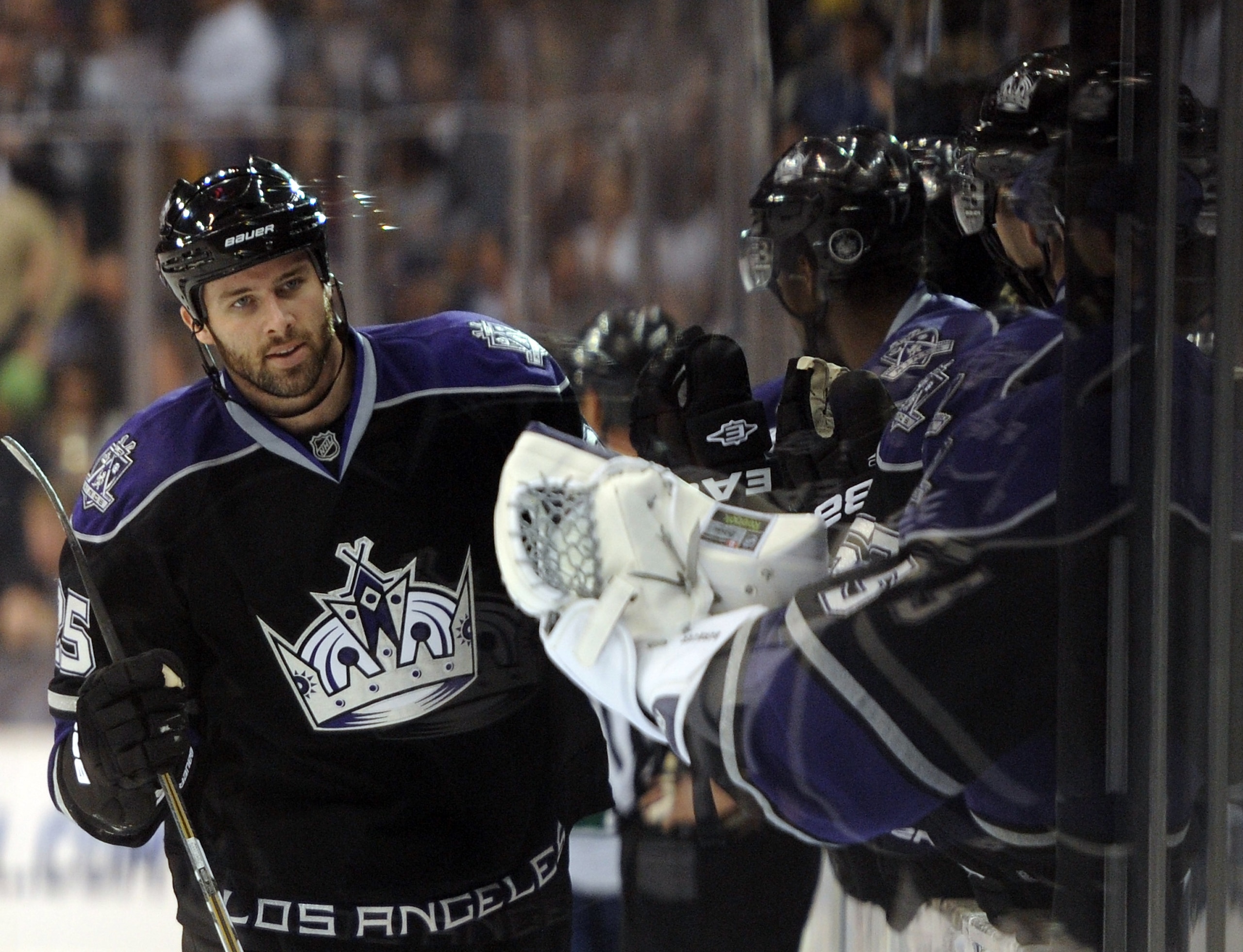 LOS ANGELES, CA - MARCH 05:  Dustin Penner #25 of the Los Angeles Kings celebrates his goal for a 1-0 lead over the Vancouver Canucks during the first period at the Staples Center on March 5, 2011 in Los Angeles, California.  (Photo by Harry How/Getty Ima