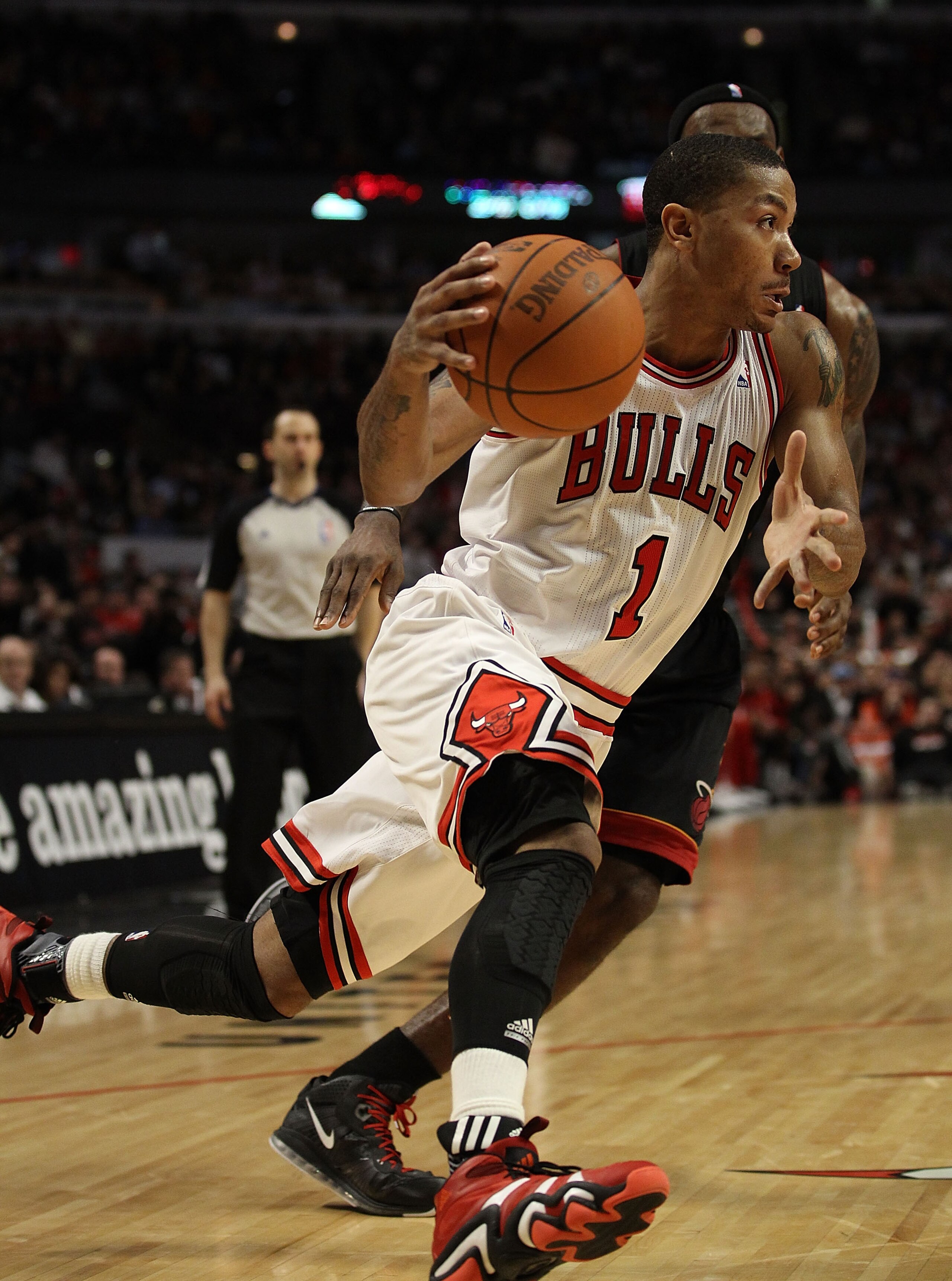 CHICAGO, IL - FEBRUARY 24: Derrick Rose #1 of the Chicago Bulls drives against LeBron James #6 of the Miami Heat at the United Center on February 24, 2011 in Chicago, Illinois. The Bulls defeated the Heat 93-89. NOTE TO USER: User expressly acknowledges a