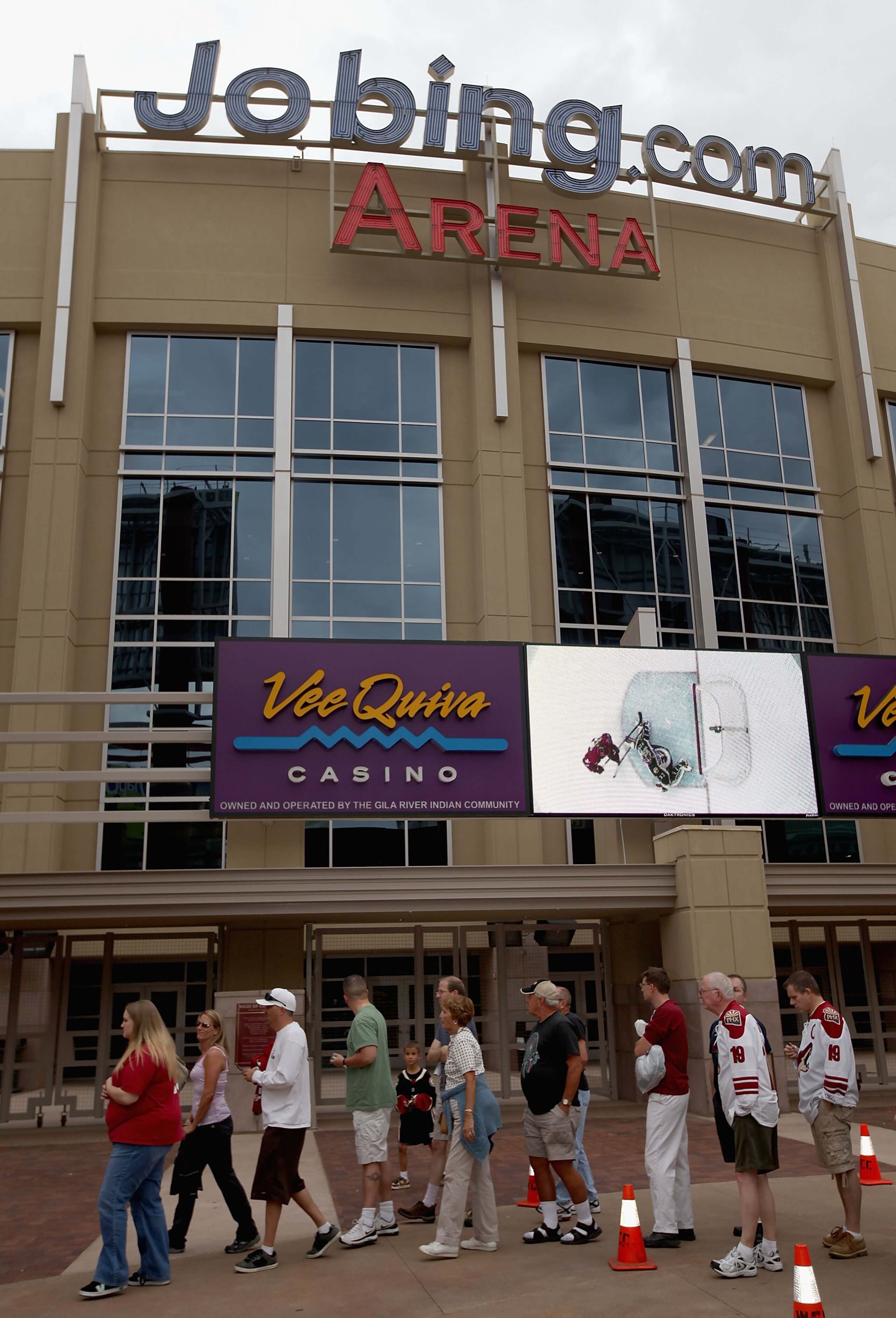 GLENDALE, AZ - JUNE 25:  Fans of the Phoenix Coyotes line up outside of Jobing.com Arena during an open house on June 25, 2009 in Glendale, Arizona.  (Photo by Christian Petersen/Getty Images)