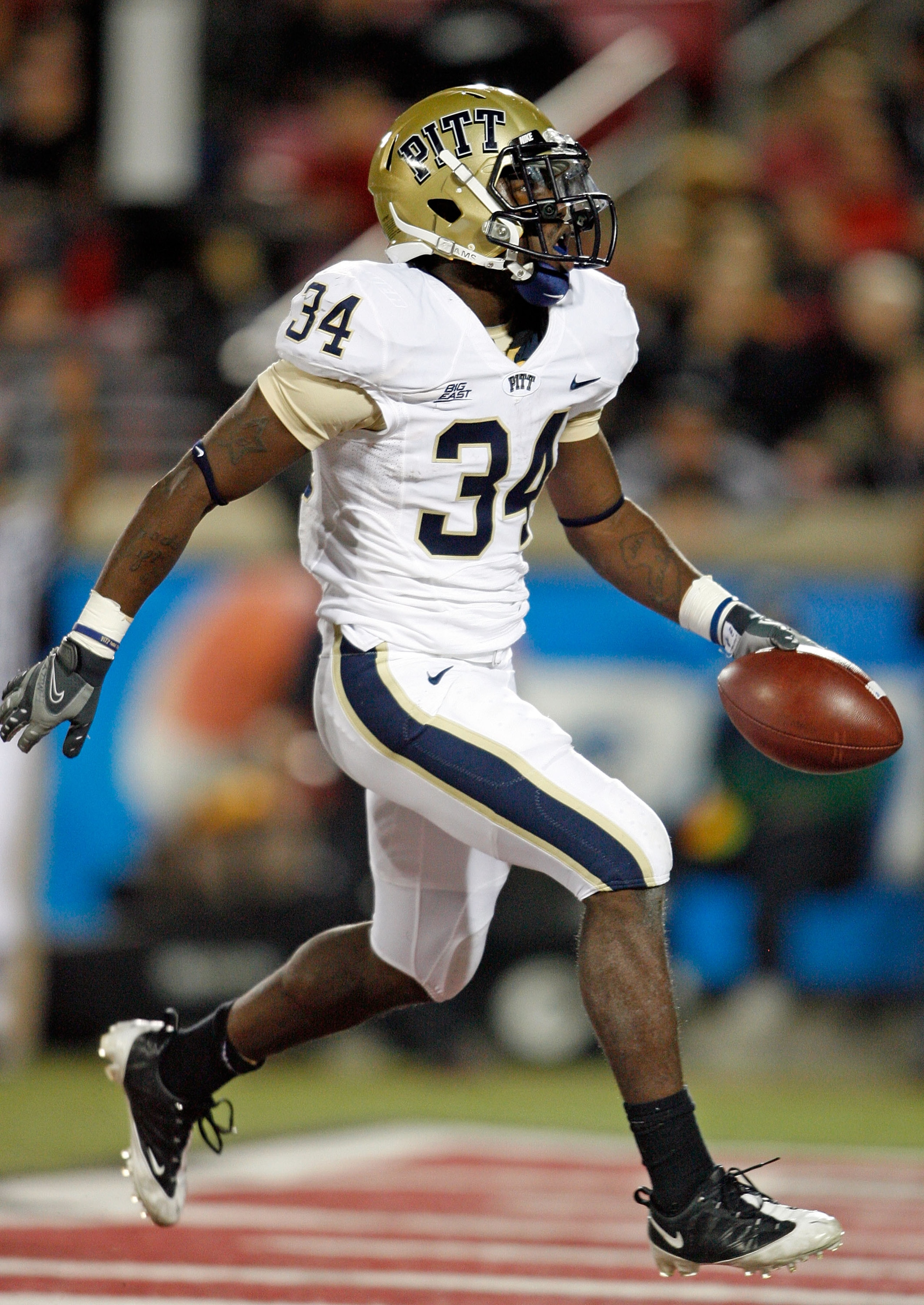 LOUISVILLE, KY - OCTOBER 02:  Ray Graham #34 of the Pittsburgh Panthers runs for a touchdown during the Big East Conference game against the Louisville Cardinals  at Papa John's Cardinal Stadium on October 2, 2009 in Louisville, Kentucky.  Pittsburgh won