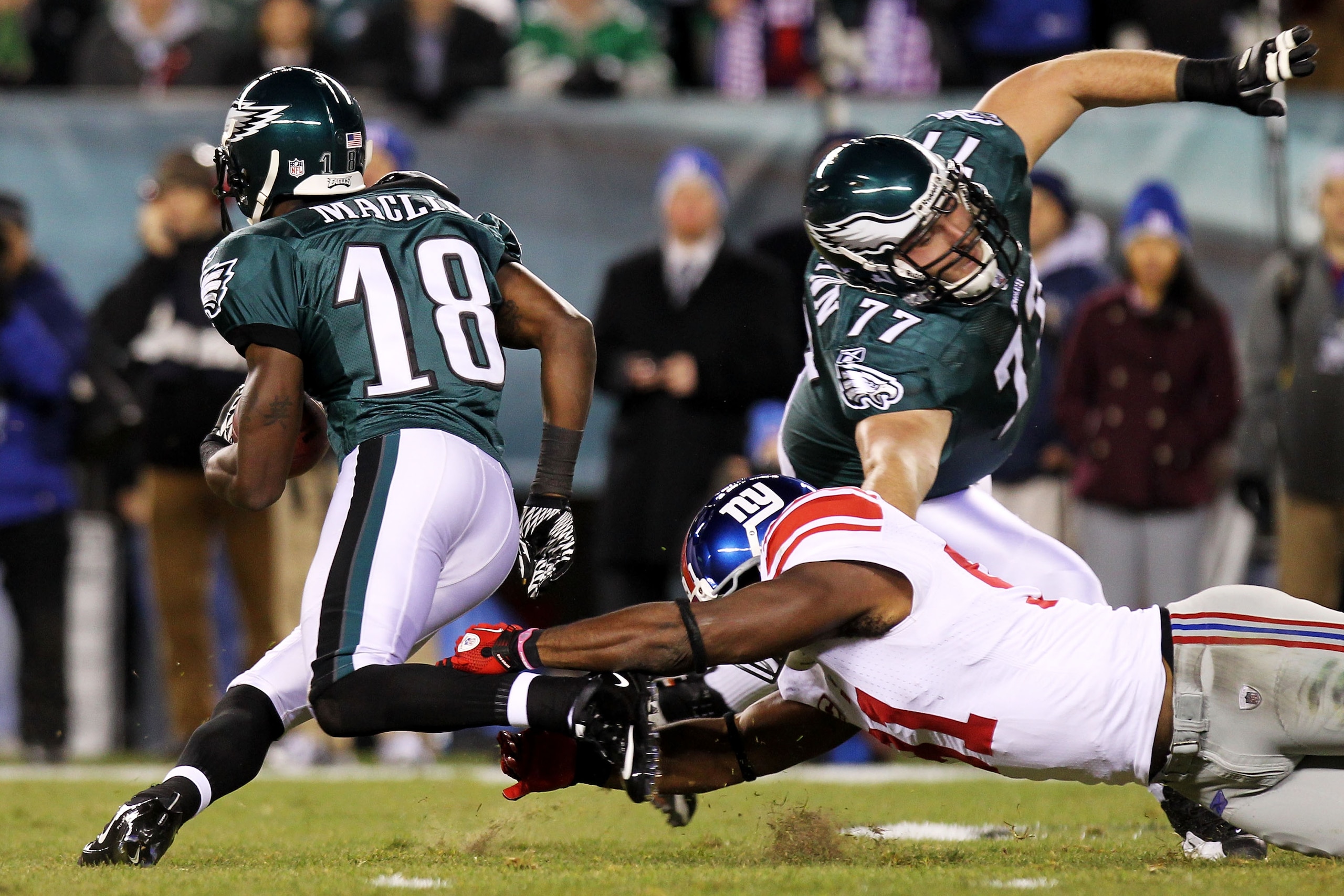 PHILADELPHIA, PA - NOVEMBER 21:  Jeremy Maclin #18 of the Philadelphia Eagles runs down field against Justin Tuck #91 of the New York Giants at Lincoln Financial Field on November 21, 2010 in Philadelphia, Pennsylvania.  (Photo by Nick Laham/Getty Images)