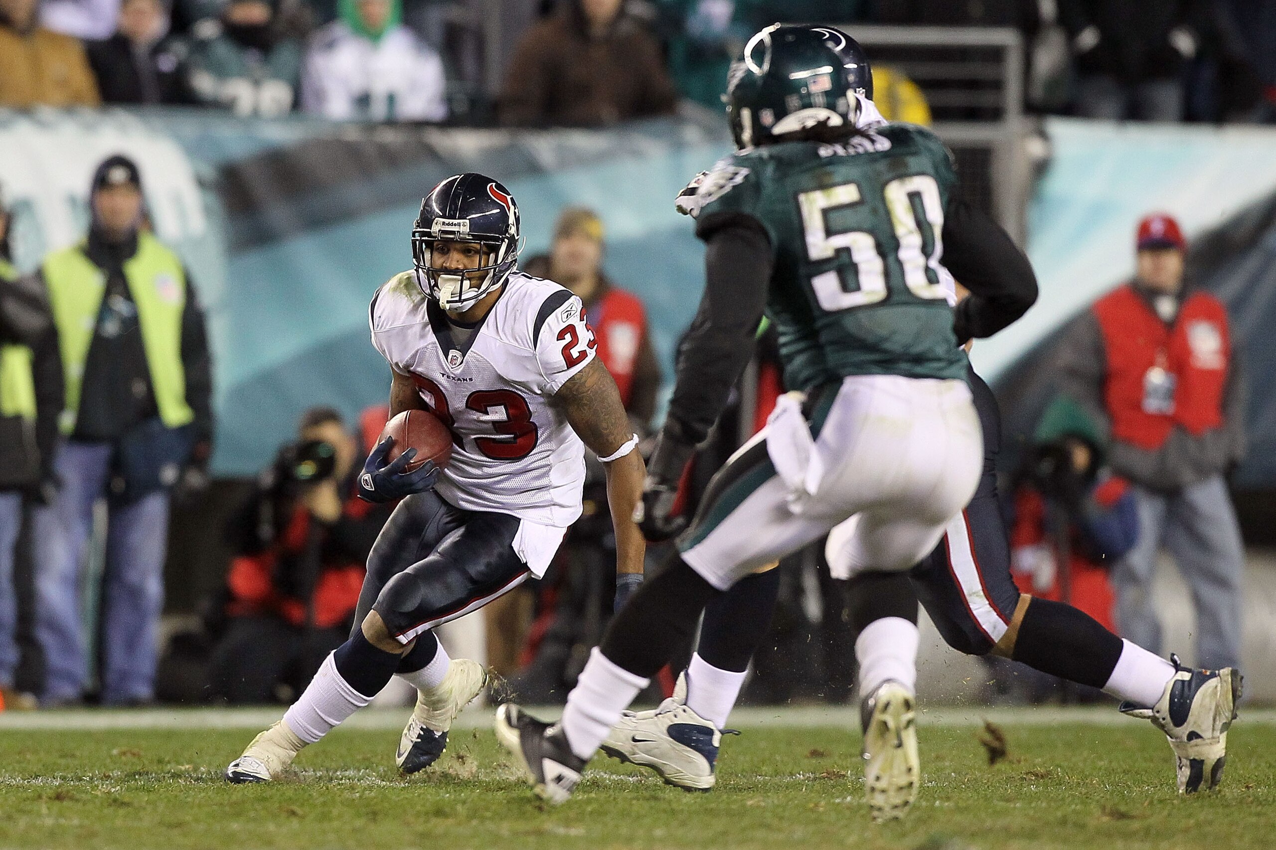 PHILADELPHIA, PA - DECEMBER 02:  Arian Foster #23 of the Houston Texans runs with the ball against the Philadelphia Eagles at Lincoln Financial Field on December 2, 2010 in Philadelphia, Pennsylvania.  (Photo by Jim McIsaac/Getty Images)