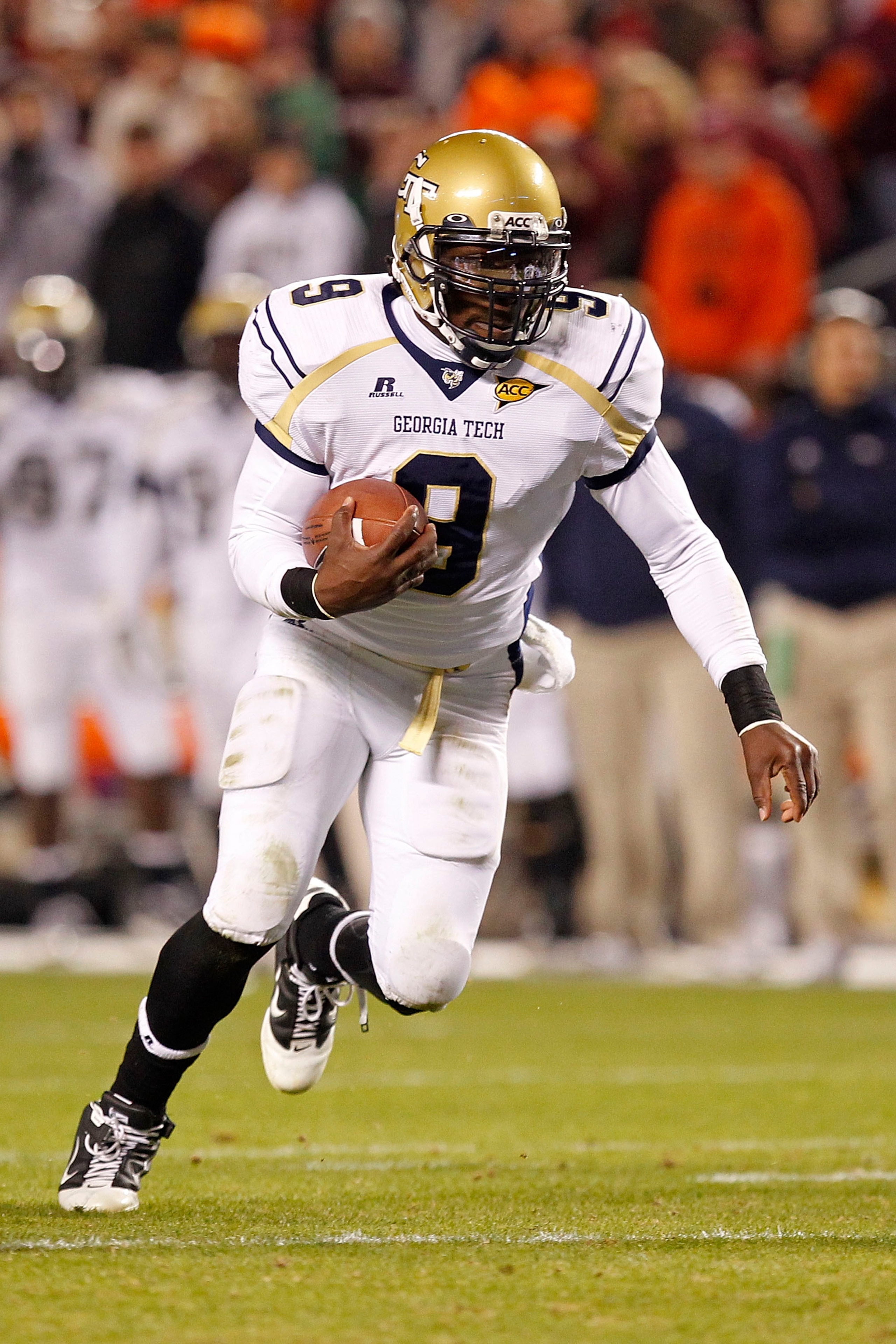 BLACKSBURG, VA - NOVEMBER 04:  Quarterback Joshua Nesbitt #9 of the Georgia Tech Yellow Jackets runs with the ball against the Virginia Tech Hokies at Lane Stadium on November 4, 2010 in Blacksburg, Virginia.  (Photo by Geoff Burke/Getty Images)